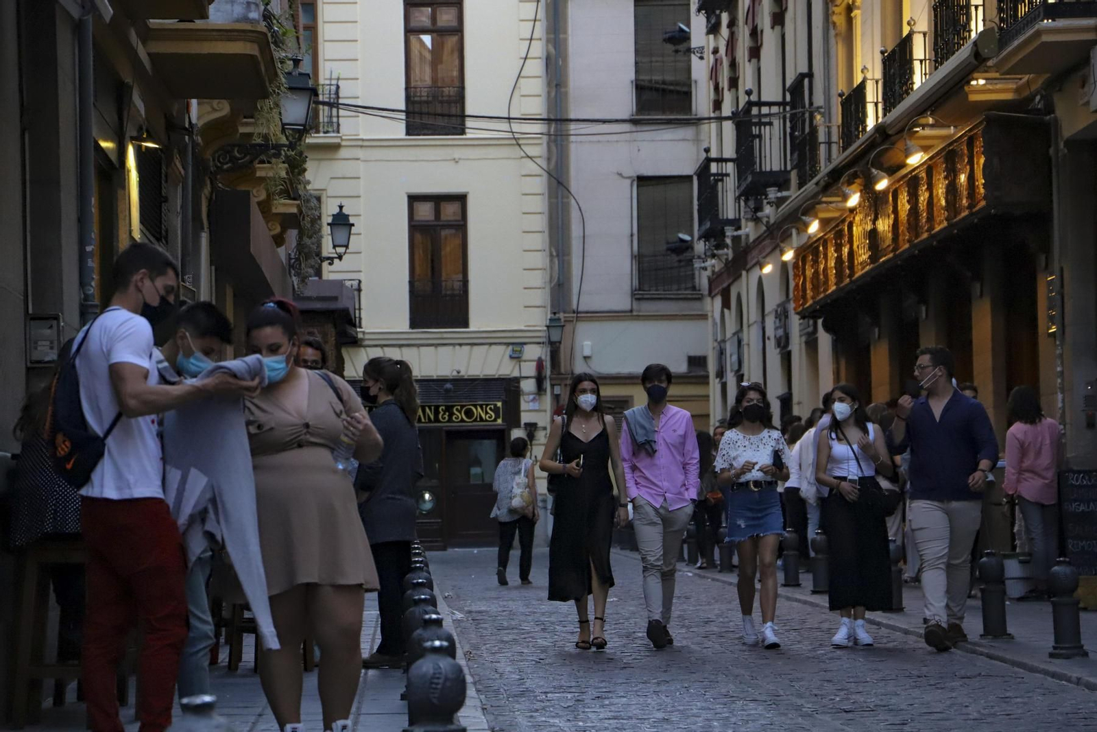 Fotos de la primera noche sin toque de queda en Granada tras el estado de alarma