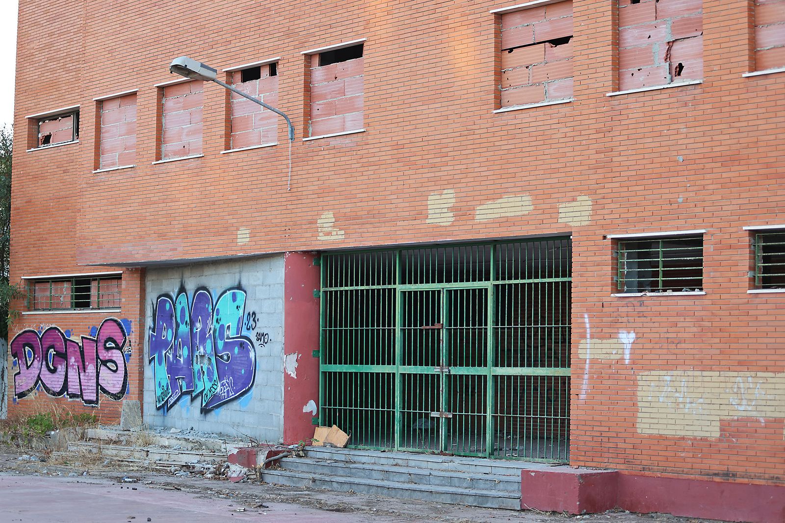 Imágenes del estado actual del edificio del antiguo IES Doñana