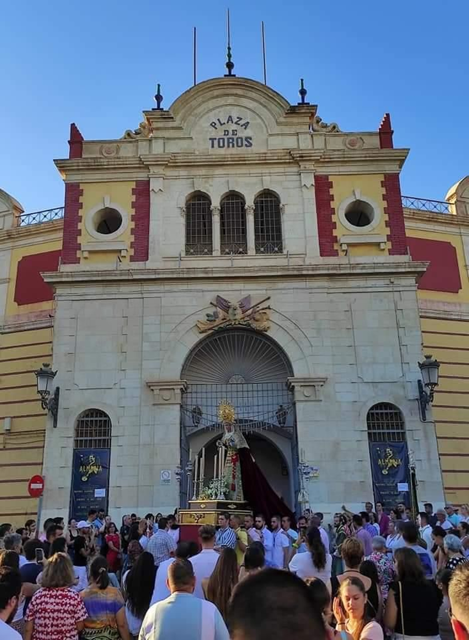 La Macarena, entrando a la Plaza de Toros.
