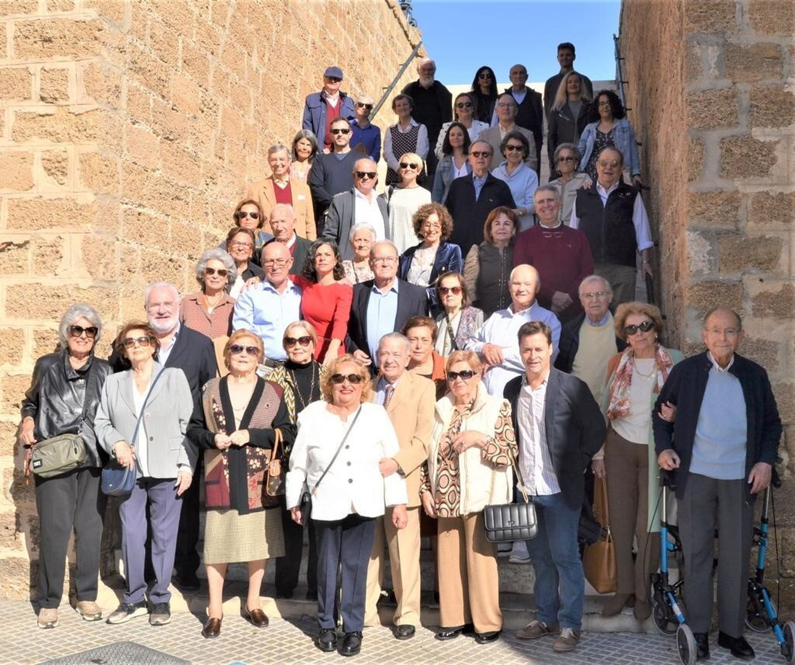 Los vecinos del barrio de San Carlos, entre ellos Paco Súnico, Reyes de la Paz, María del Mar Muñoz, Salud y Eugenio Sánchez, Alejandro Delgado Lallemand, Juan Luis Inguza, Rosa Sánchez y Almudena Jiménez, durante la comida de confraternización con motivo de la próximas fiestas navideñas.