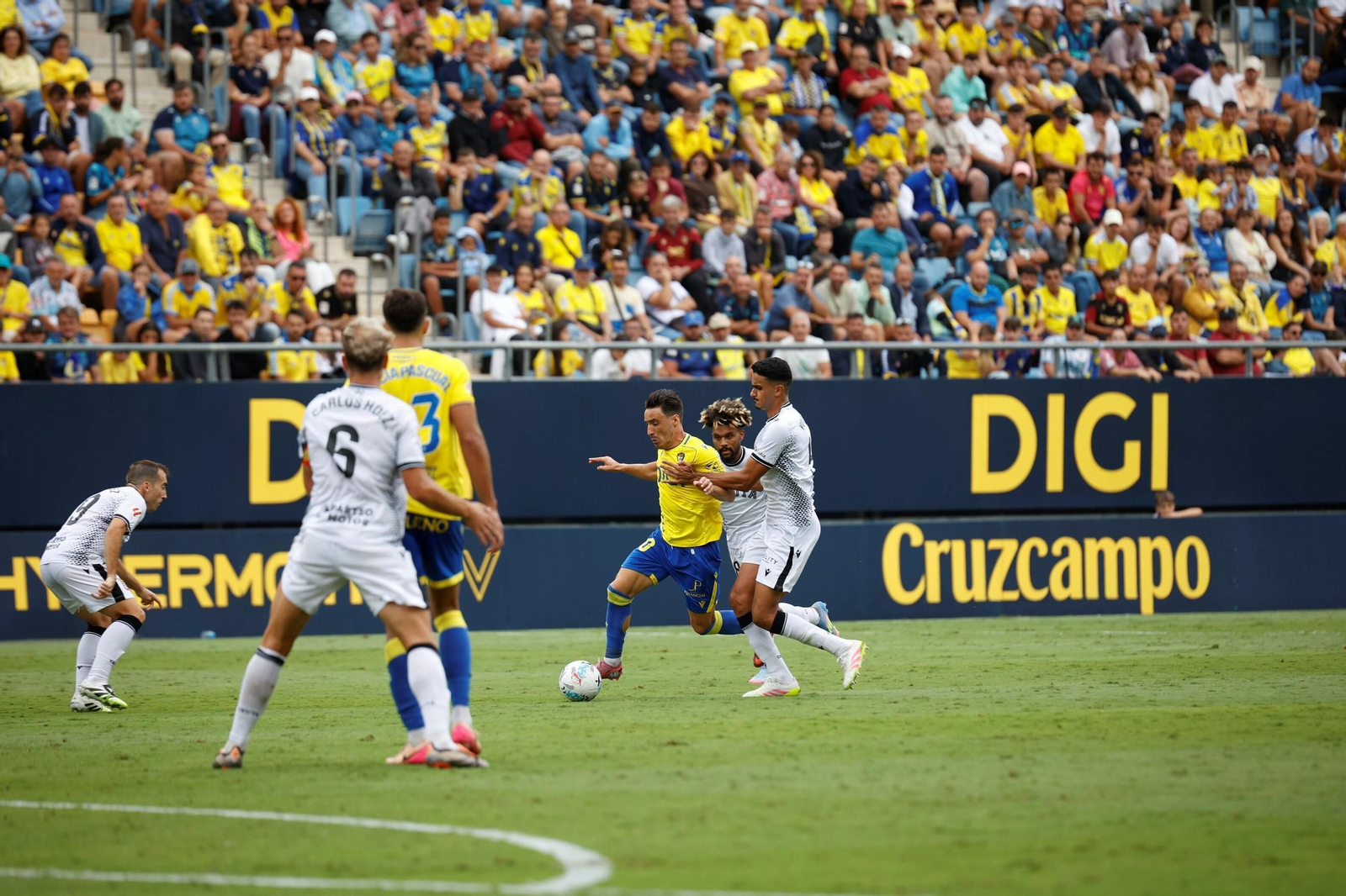 Una acción del partido Cádiz-Ceuta.