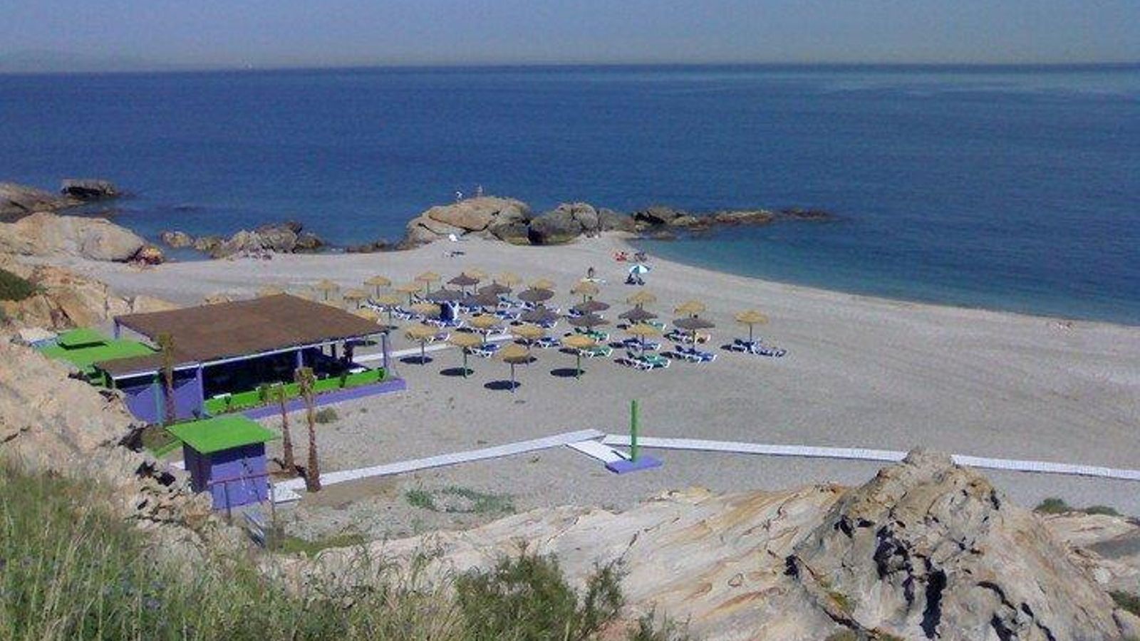 Los miradores también pueden ofrecer vistas a playas repletas de gente que guarda la distancia de seguridad.
