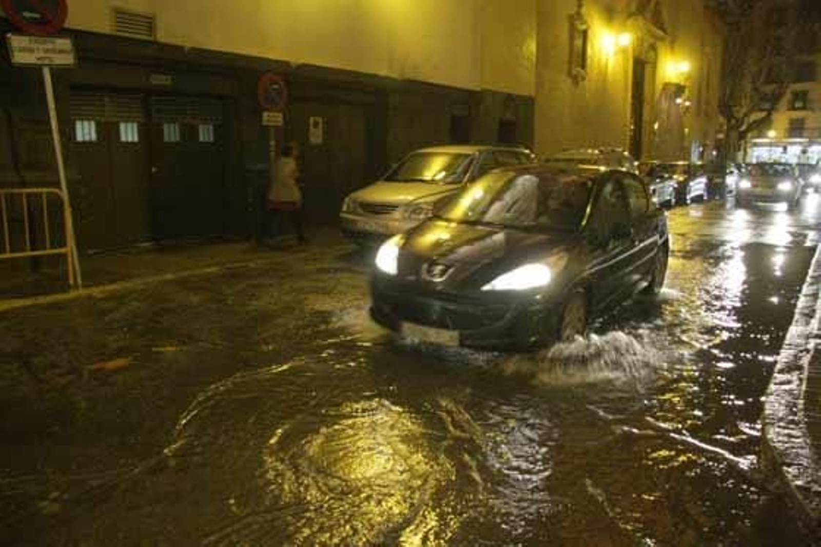 Calle inundada en el centro de Sevilla.

Foto: Victoria Hidalgo