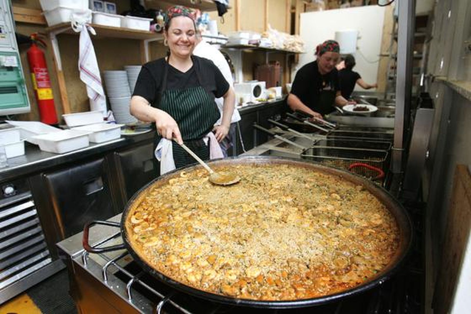 Unas cocineras, en plena faena durante la pasada Feria del Caballo.

Foto: Pascual