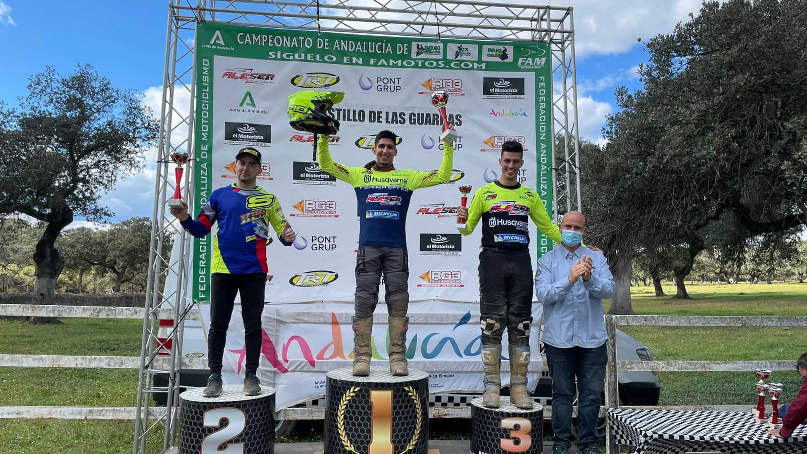 Sergio Navarro celebra su triunfo en lo más alto del podio.