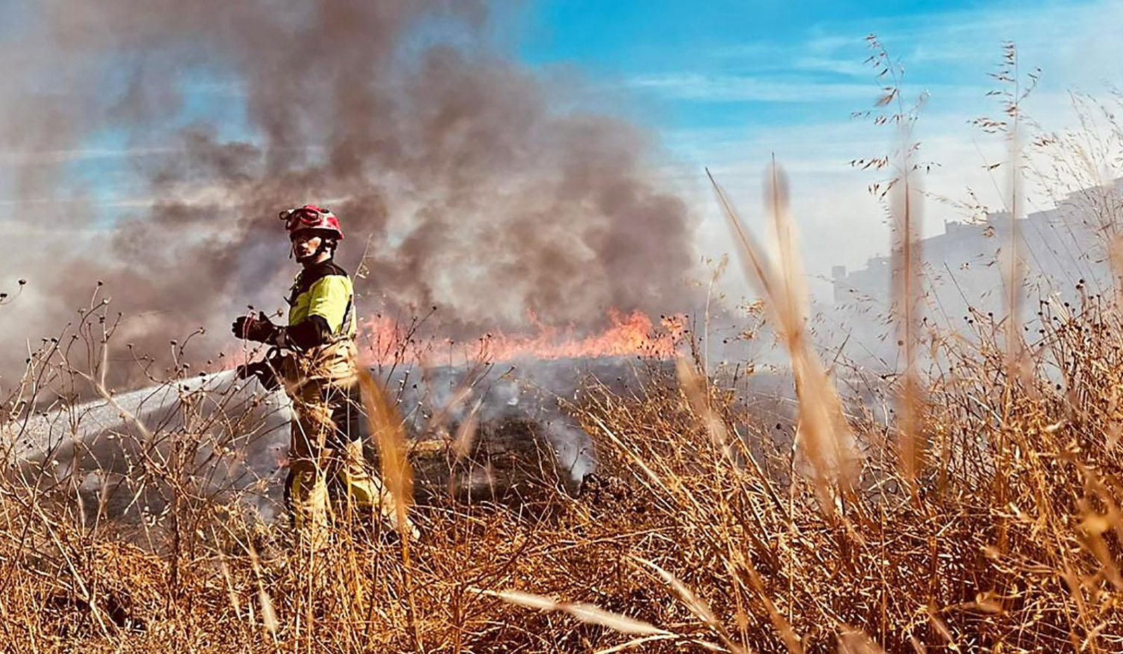 Imágenes del incendio junto al Hospital Juan Ramón Jiménez y el campo de fútbol de El Torrejón en Huelva