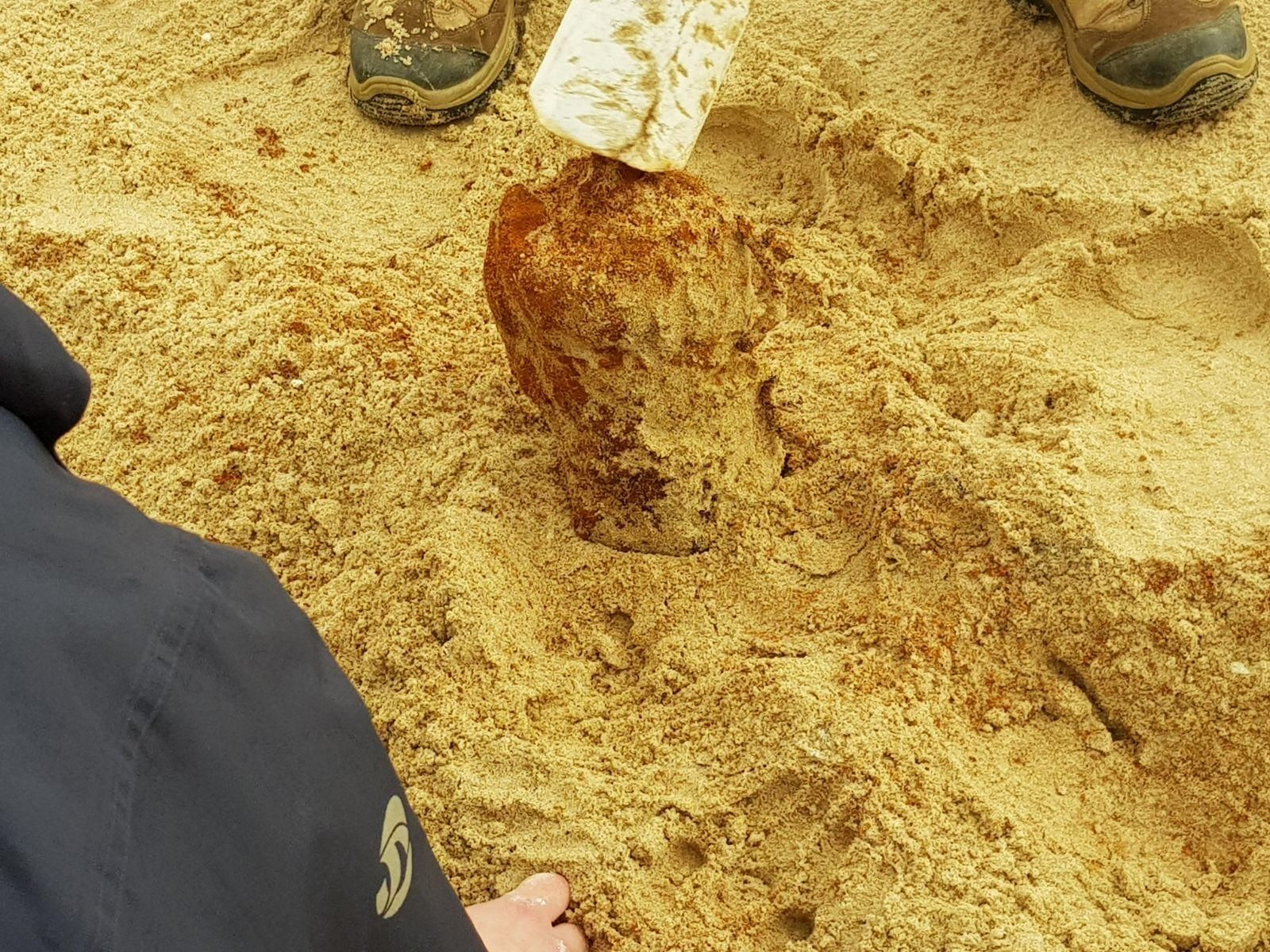 El proyectil descubierto por la pérdida de arena por el temporal.