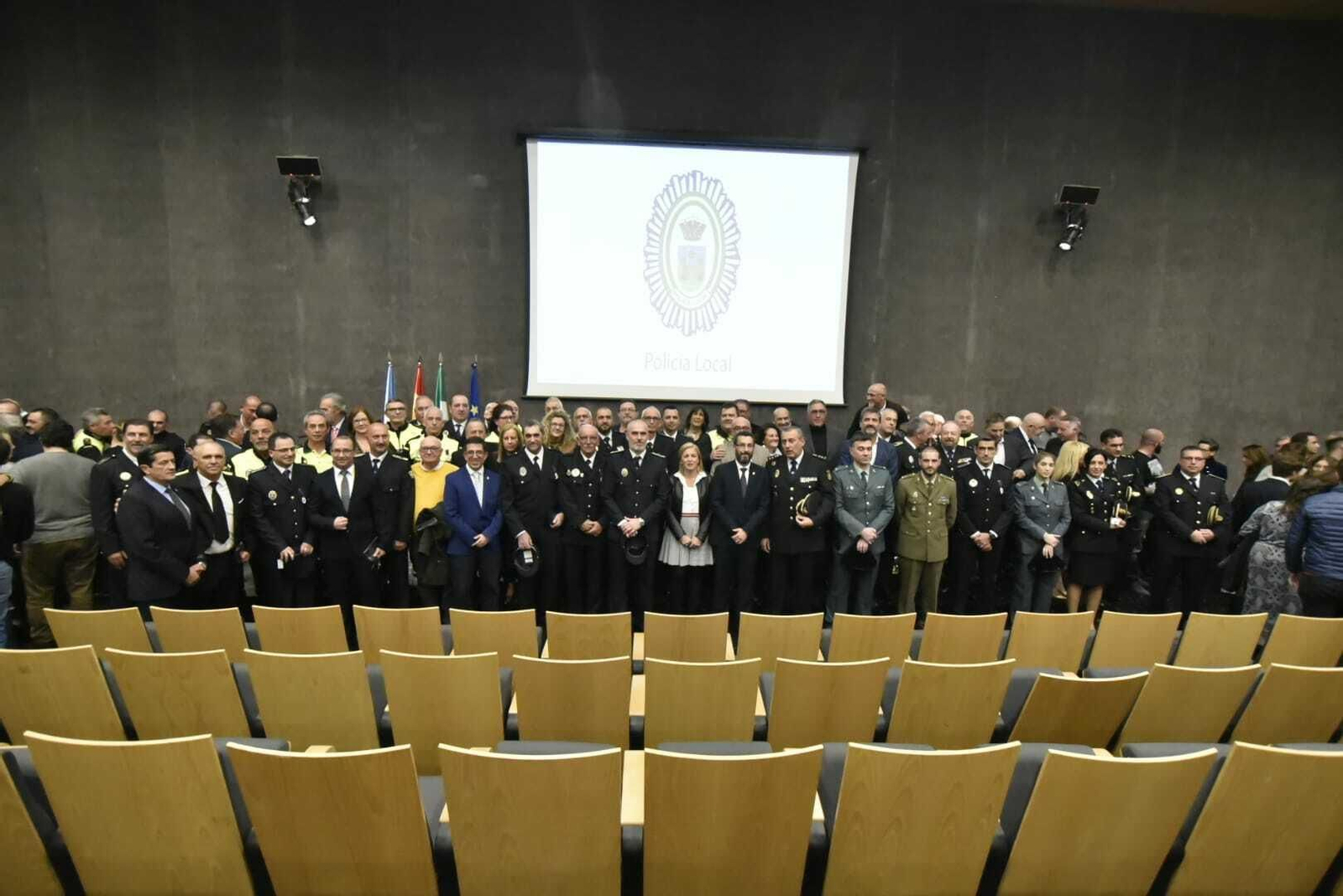 Los agentes de la Policía Local de La Línea condecorados y las autoridades, este martes.