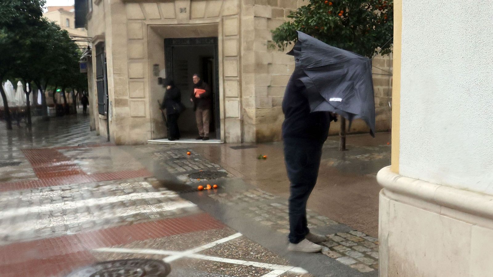 Imágenes del paso de la borrasca Kristin por el centro de Jerez
