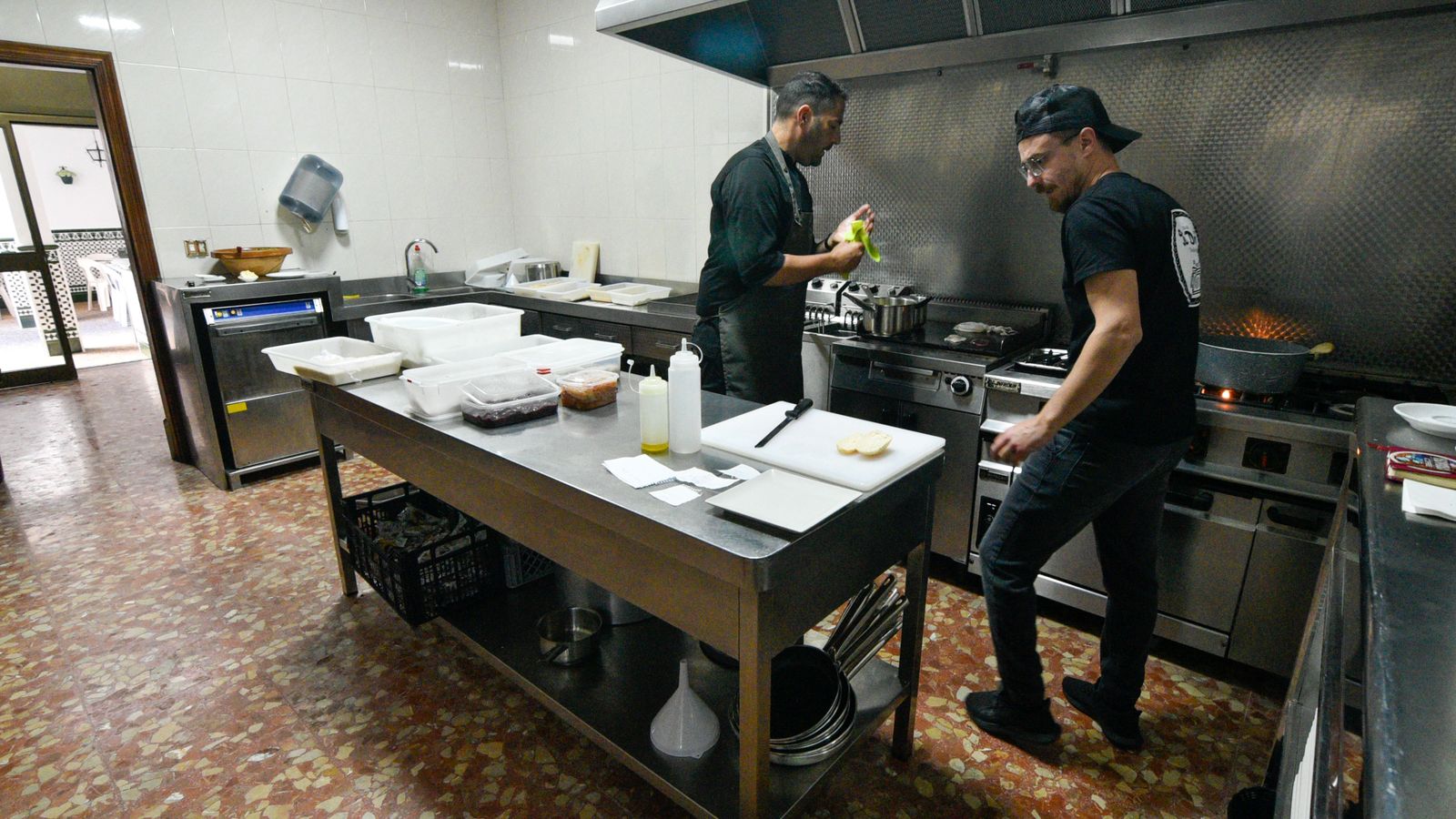 Las fotos del primer dia de reapertura del Bar 'Te dire' en Algeciras