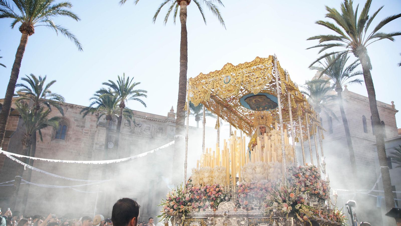 Vea la salida de la Hermandad de Los Ángeles de la Catedral de Almería