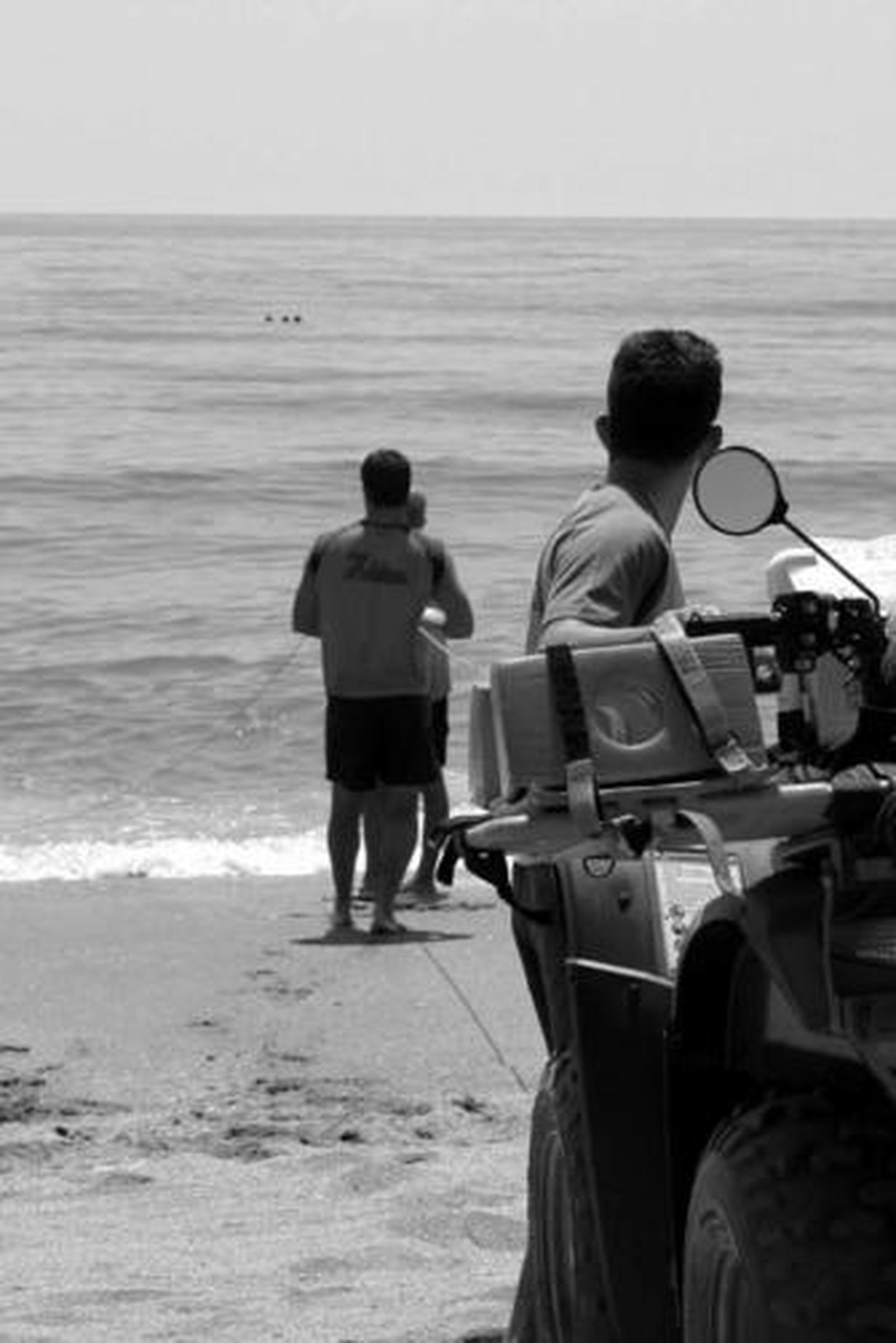 Varios socorristas en un playa sanroqueña.