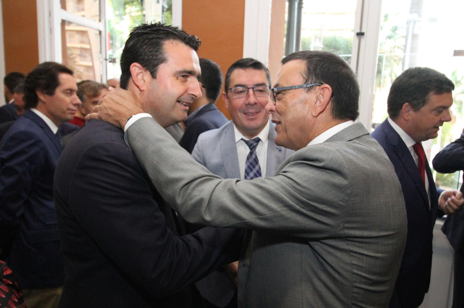 Imágenes de la conferencia y desayuno-coloquio de Gabriel Cruz, alcalde de Huelva