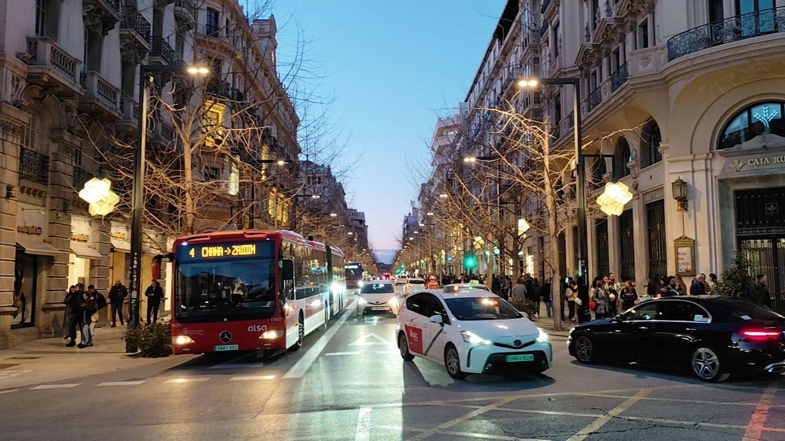 Tráfico en la Gran Vía de Granada