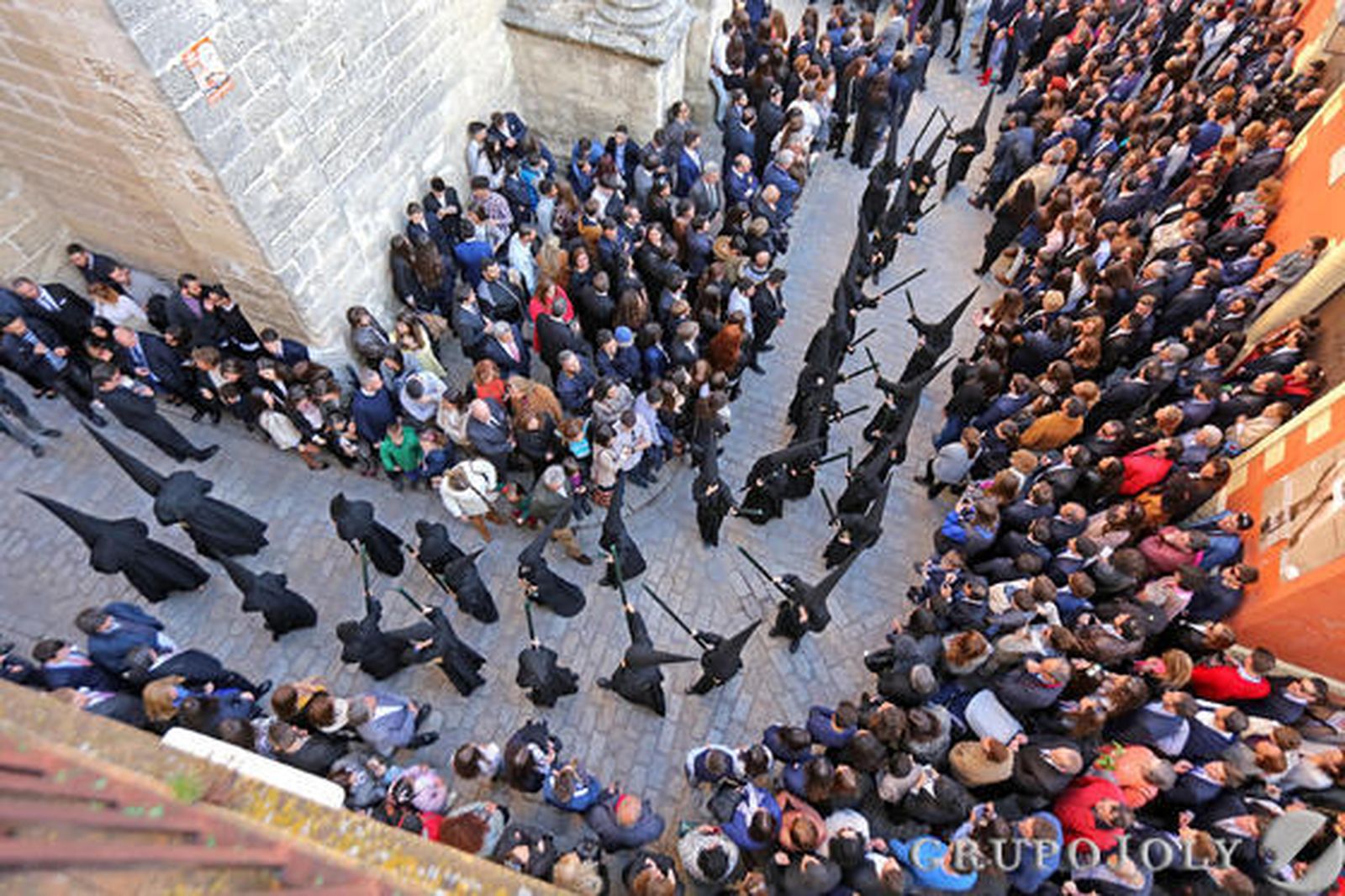 El cortejo del paso de misterio del Cristo de la Esperanza, perfectamente formado y alineado, pone camino hacia la Carrera Oficial desde la iglesia de San Juan de los Caballeros.

Foto: Miguel Angel Gonzalez
