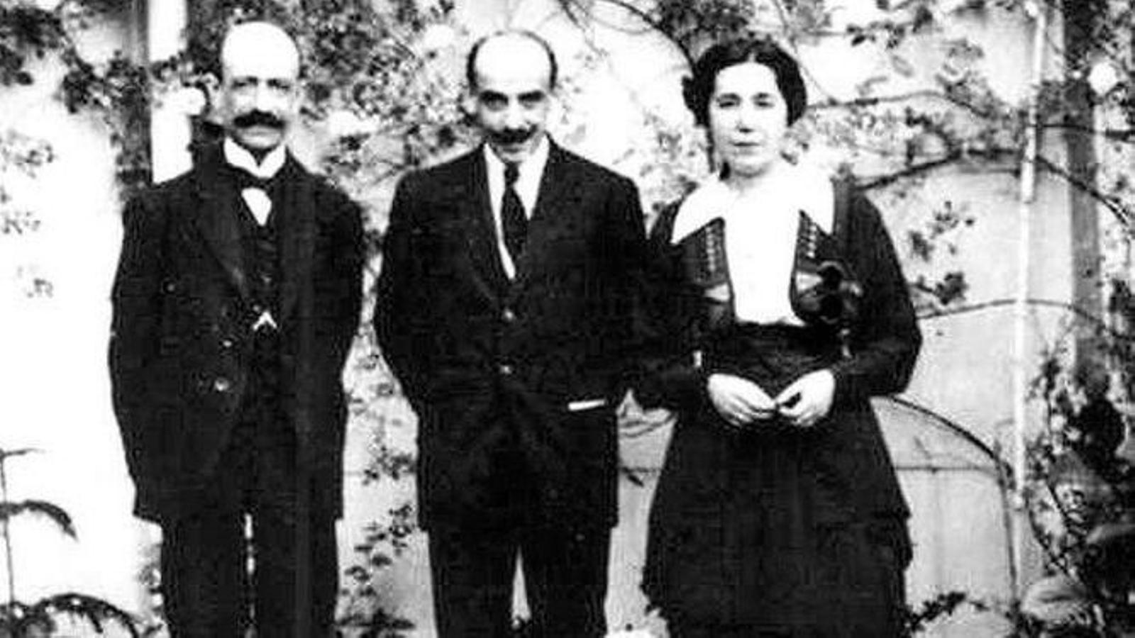 Manuel de Falla, Gregorio Martínez Sierra y María Lejárraga en la terraza del domicilio del matrimonio