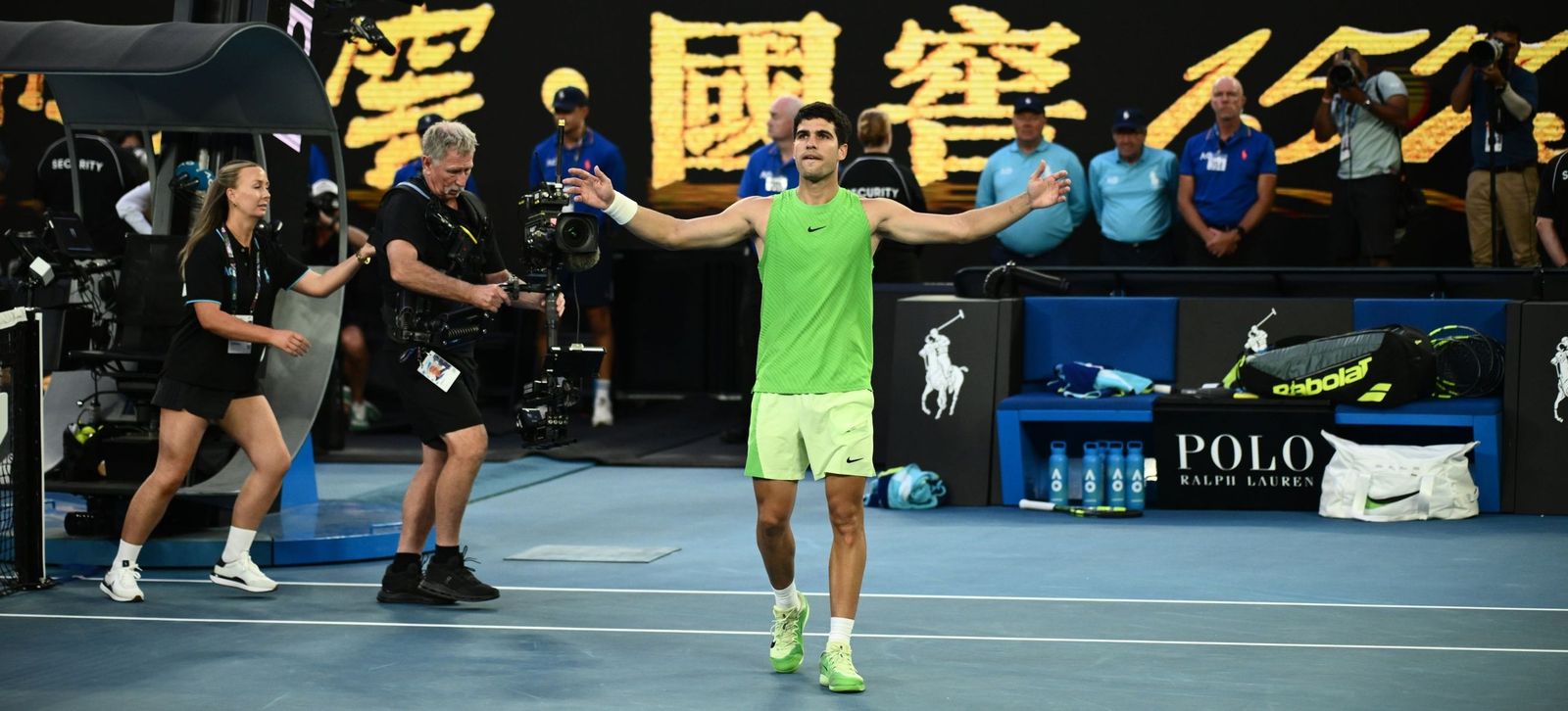 Alcaraz agradece el aplauso de todo el público de Melbourne.