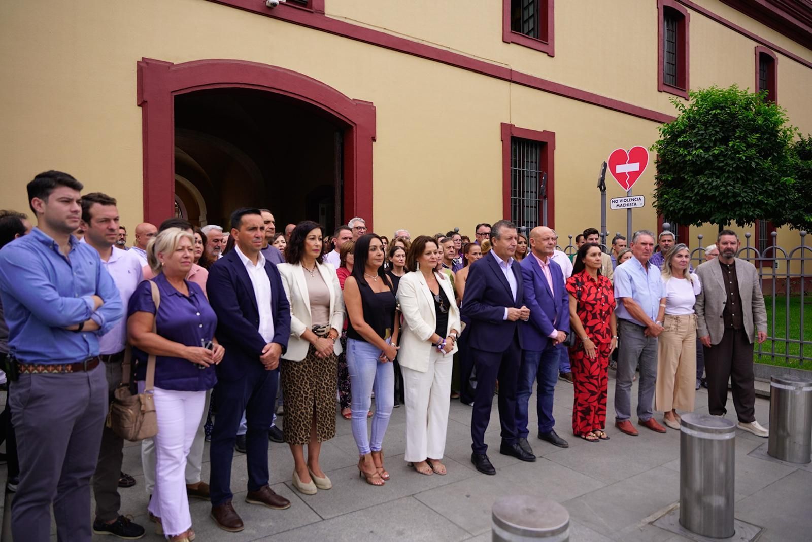 Minuto de silencio por Mercedes, la primera muerte por violencia machista en la provincia de Sevilla en 2025