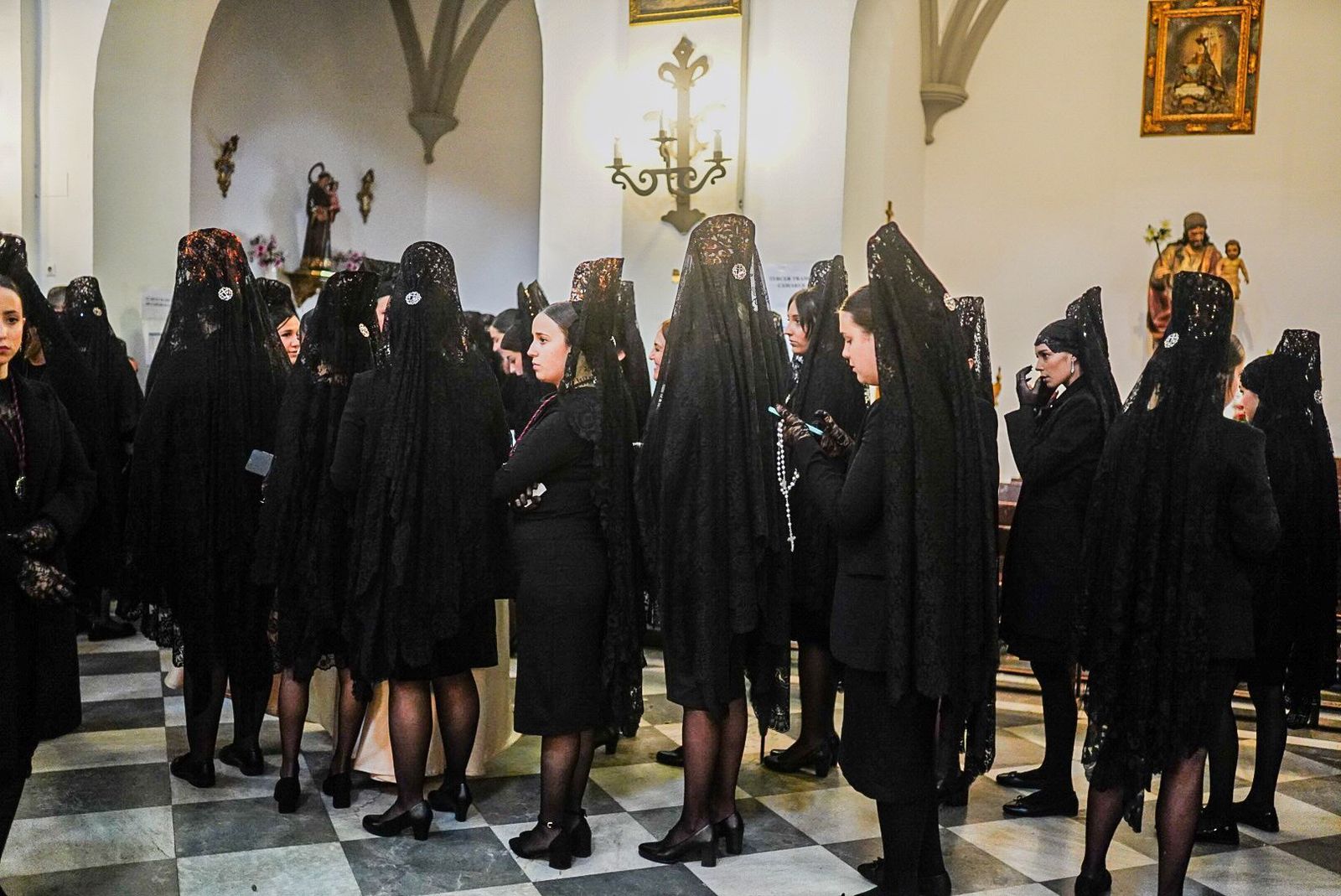 Fotos: Desolación bajo la lluvia en el Zaidín:  Trabajo y Luz suspende su estación de penitencia