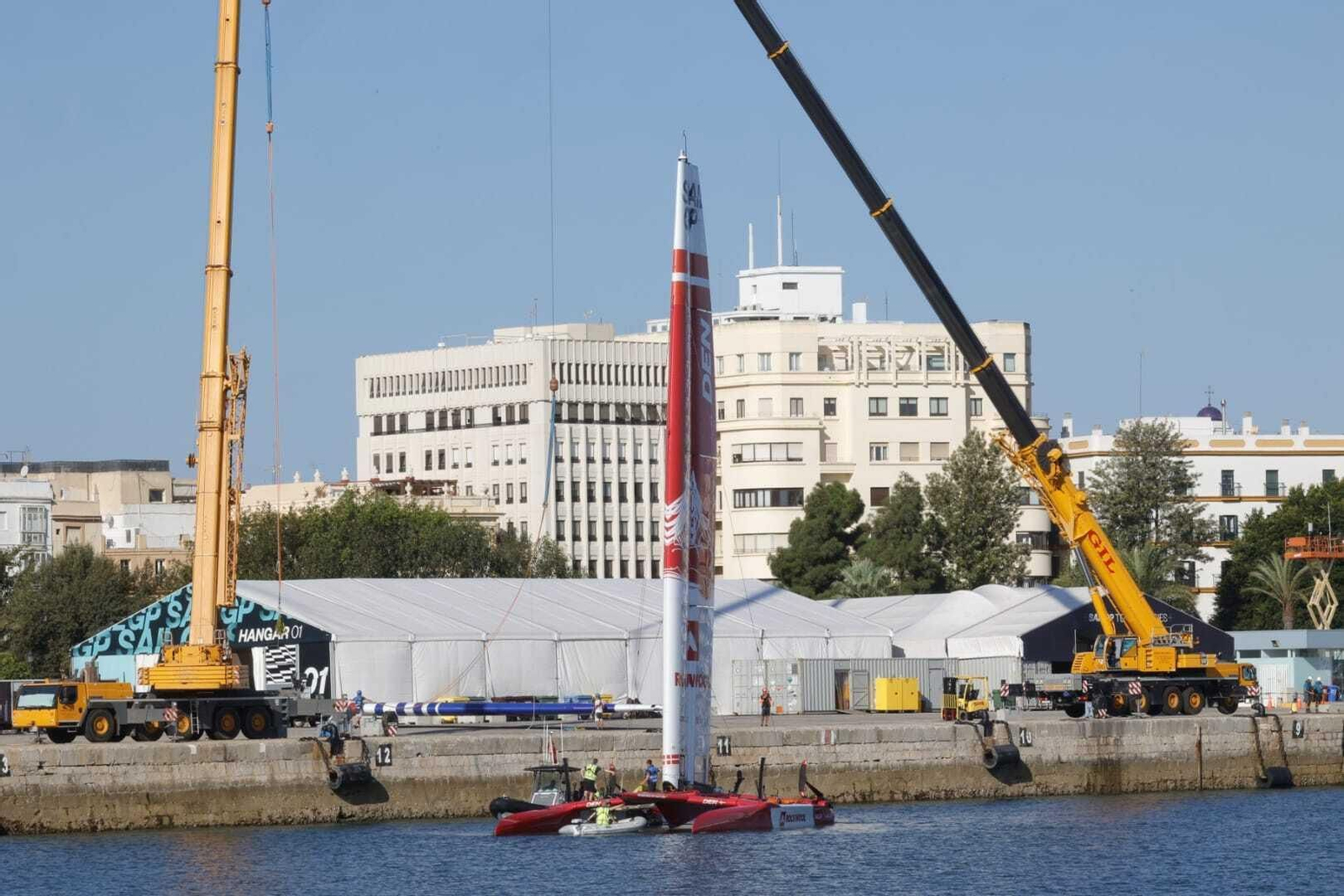 El barco español, ya en el agua en el puerto de Cádiz.