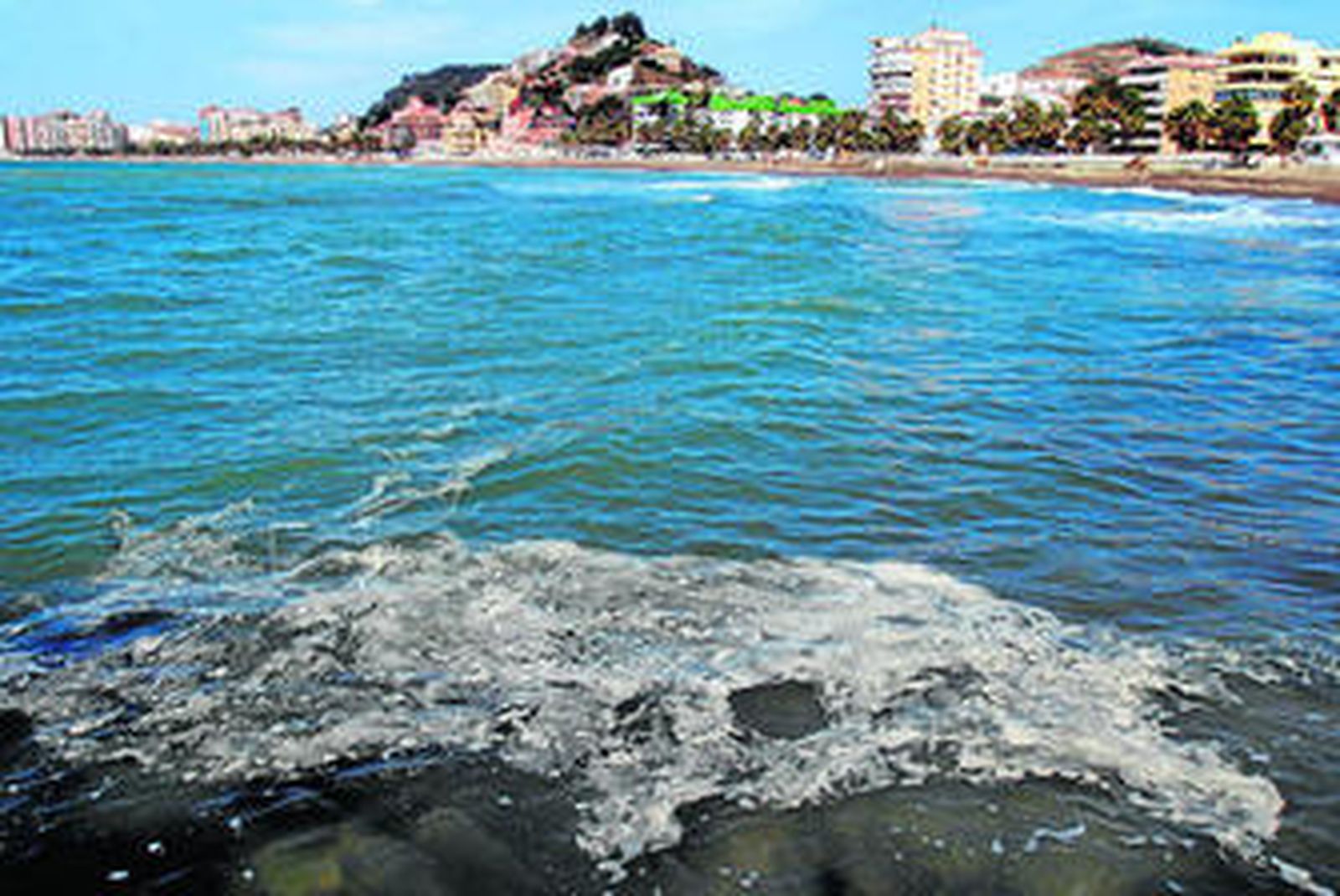 Mancha de 'nata' aparecida frente a la costa de Málaga capital.