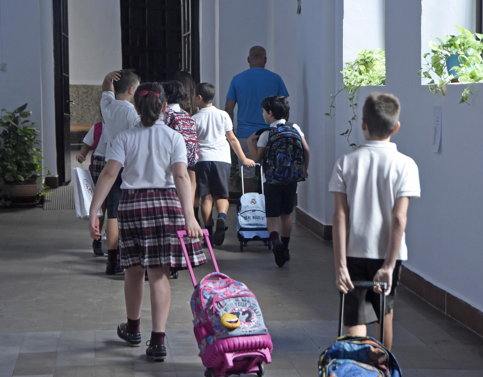 Alumnos de Primaria salen de un centro educativo.