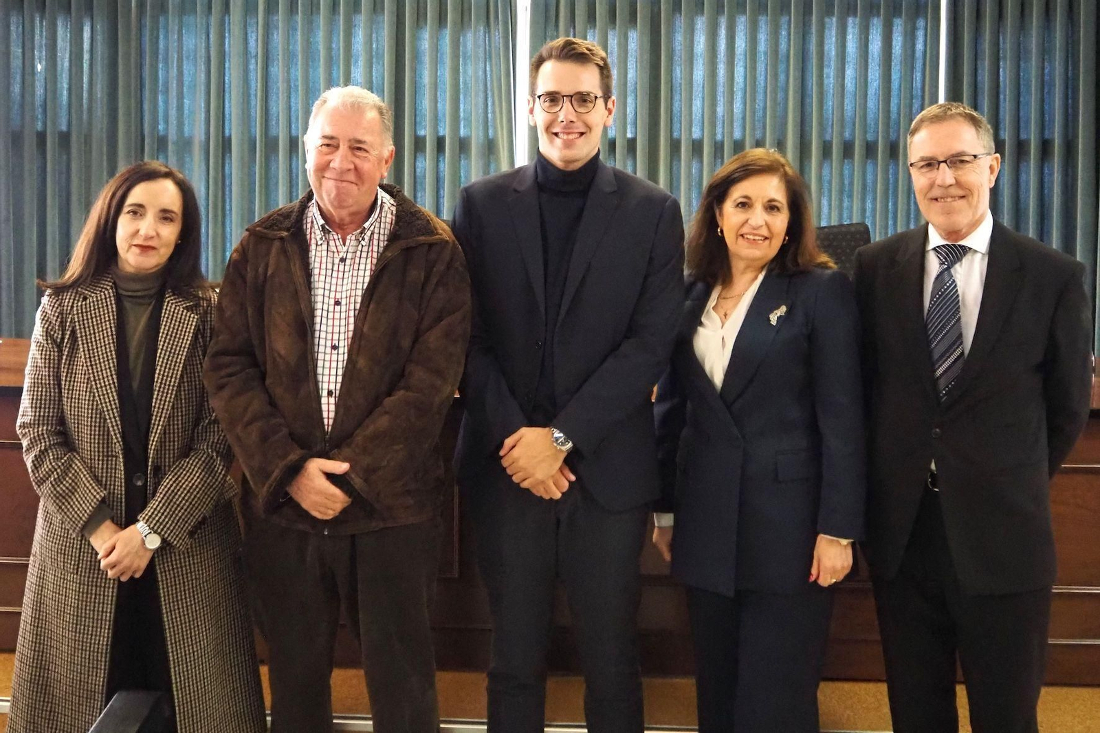 El autor, Javier Soto, en el centro, junto al director de su tesis, el profesor José Valles Calatrava, y los miembros del tribunal.