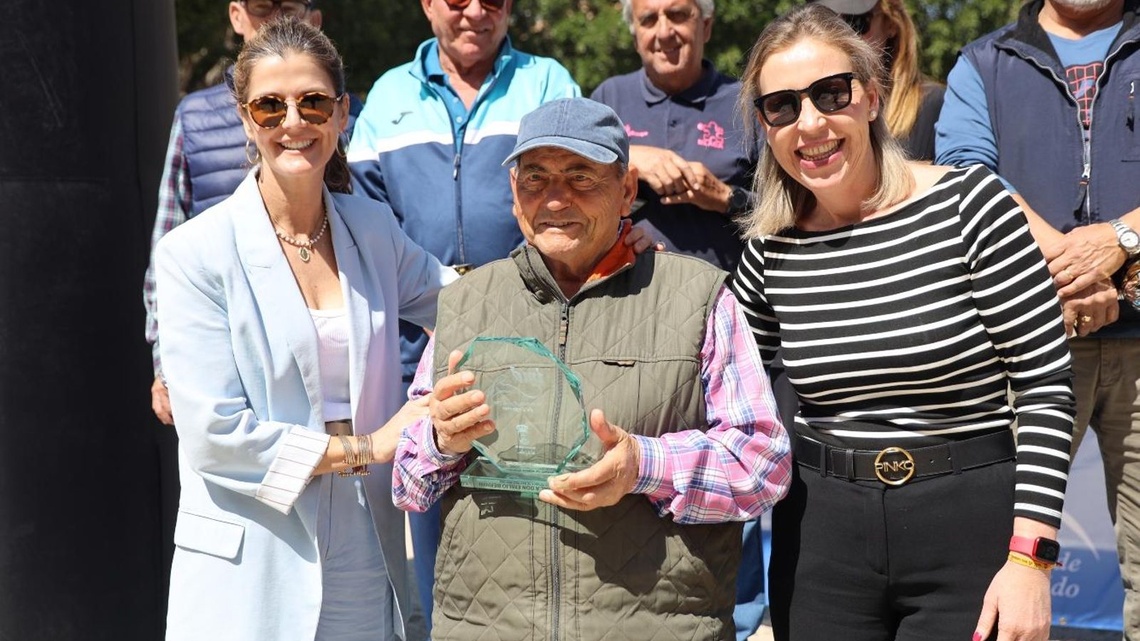 María José Martín y Delia Martín, junto con Emilio Bernini.