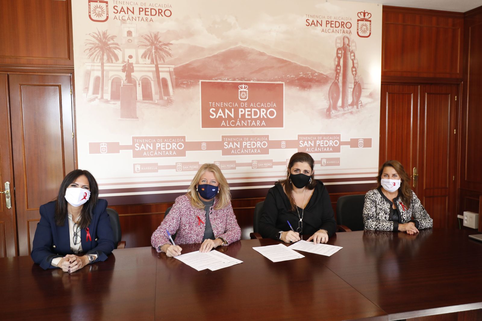 La alcaldesa de Marbella, Ángeles Muñoz (2ª I.), y la presidenta de Aspandem, María José Morales (2ª D.), en la firma del convenio.