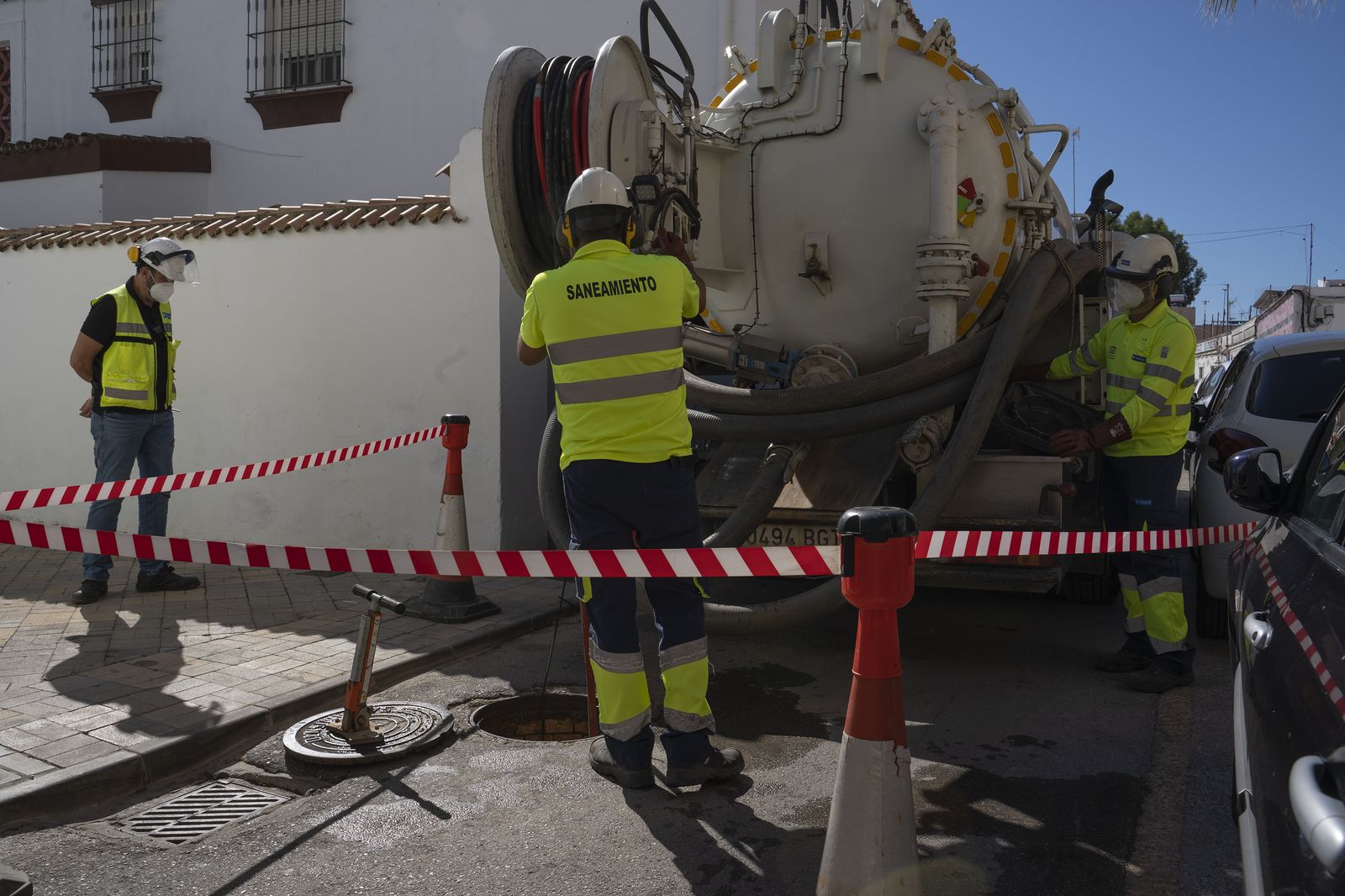 Operarios de Hidralia durante las labores de limpieza de la red en la zona de La Casería.