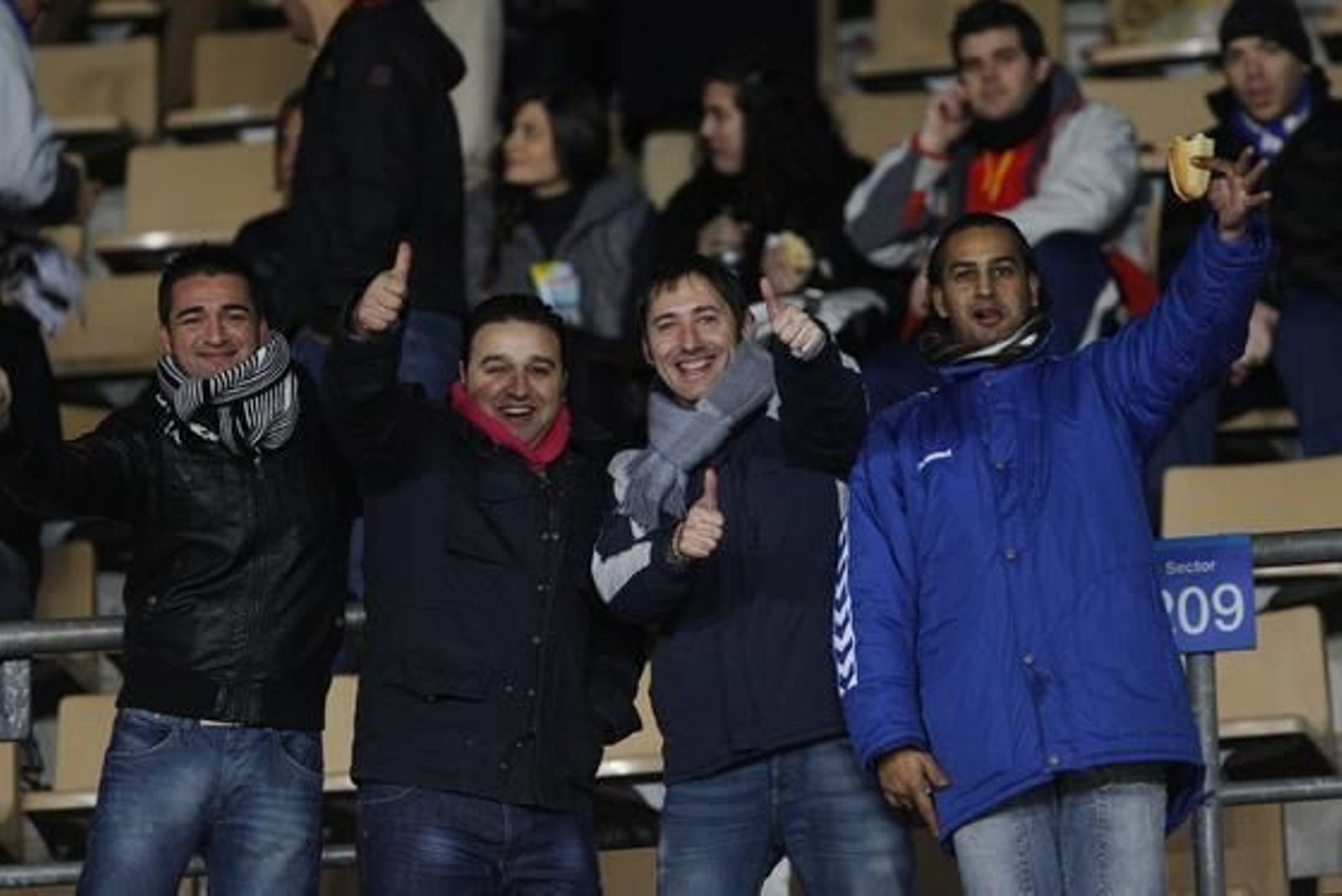 Los aficionados combatieron el frío con buen humor. 

Foto: Juan Carlos Toro