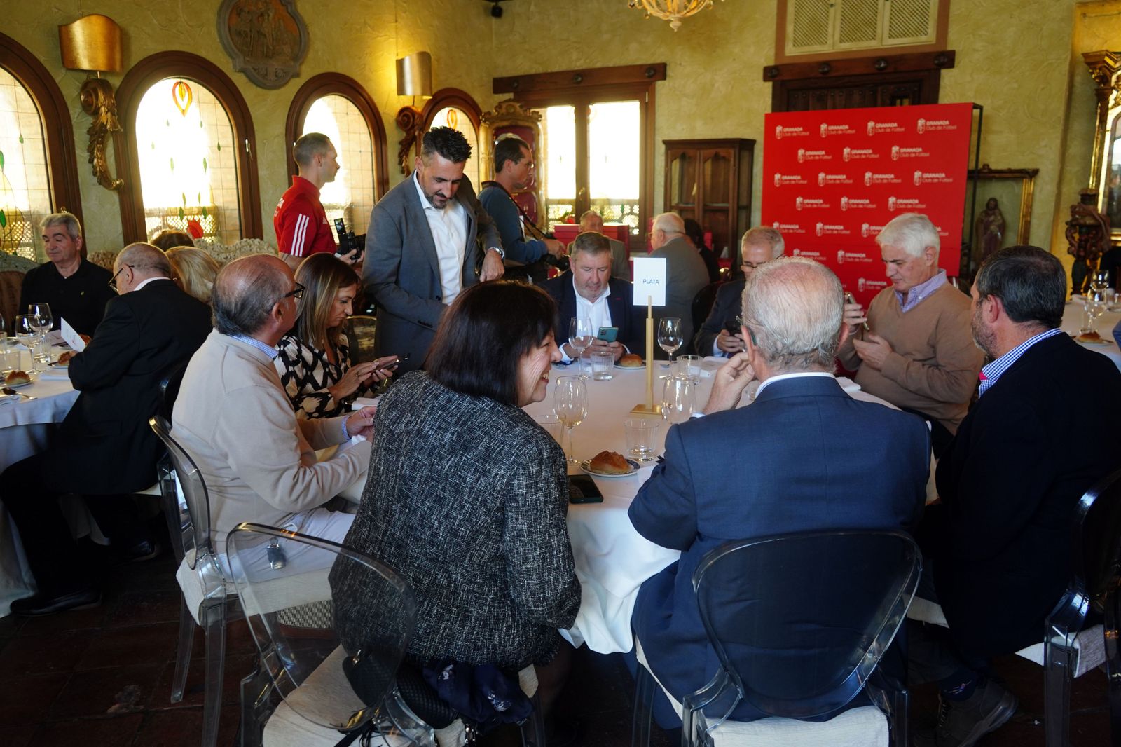 Las mejores imágenes del acto a los abonados del Granada CF con 25 y 50 años de antigüedad