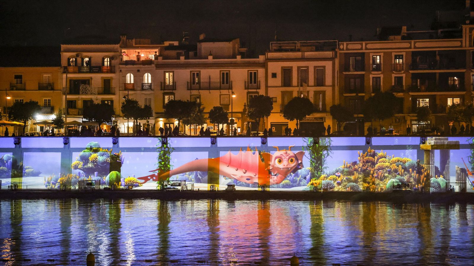 Una imagen proyectada en el muro de la calle Betis durante el mapping
