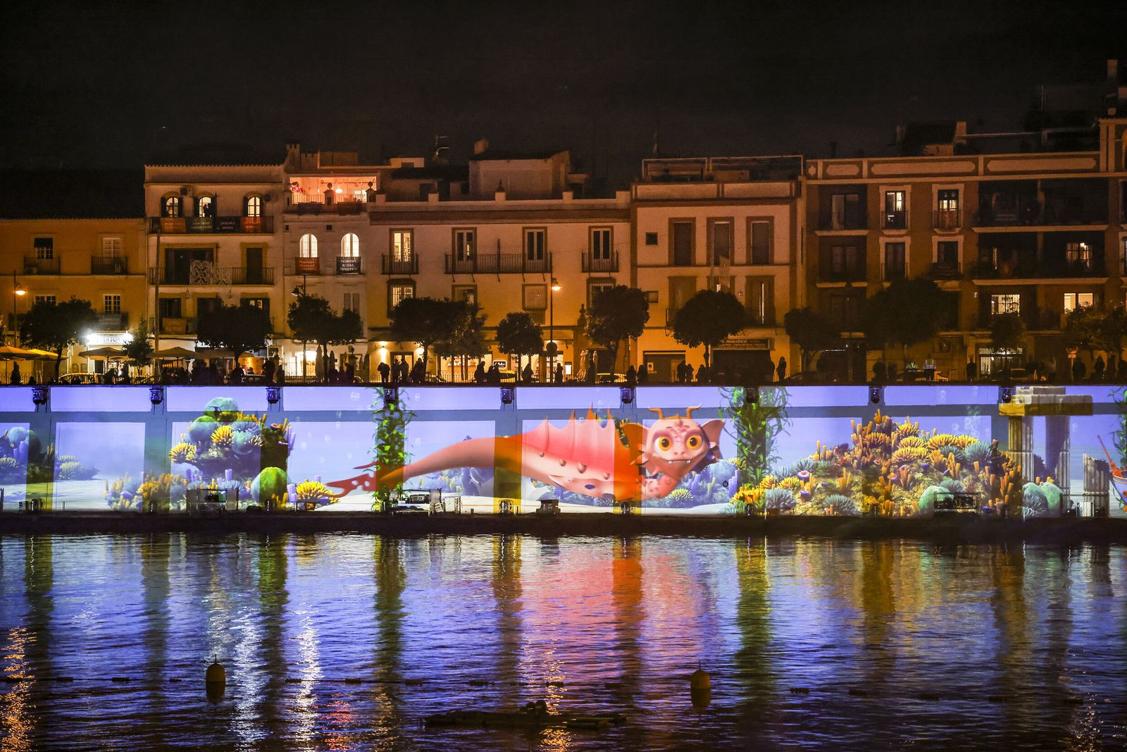 Una imagen proyectada en el muro de la calle Betis durante el mapping