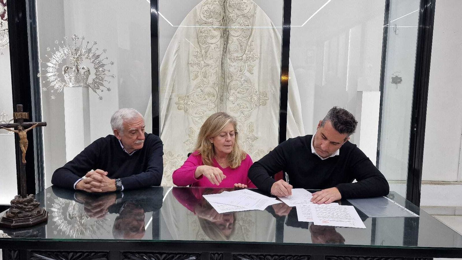 Firma del contrato en las dependencias de la hermandad