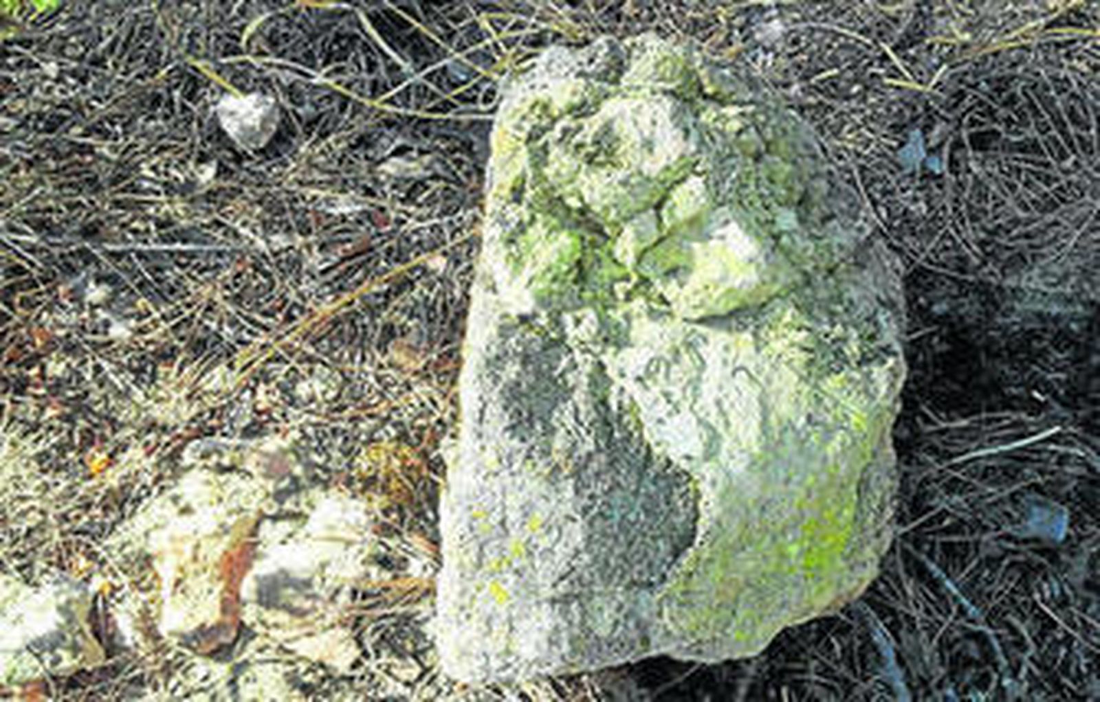 Sillar con argamasa adquirida hallado por Manuel Cuevas en La Algaida.