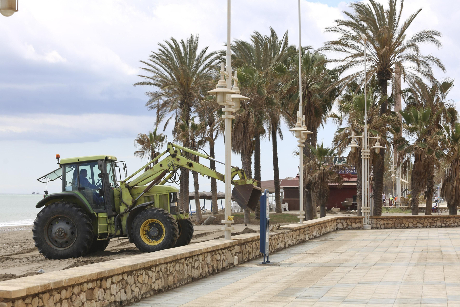 Las fotos de los trabajos en los paseos marítimos y chiringuitos de Málaga para paliar los efectos del temporal