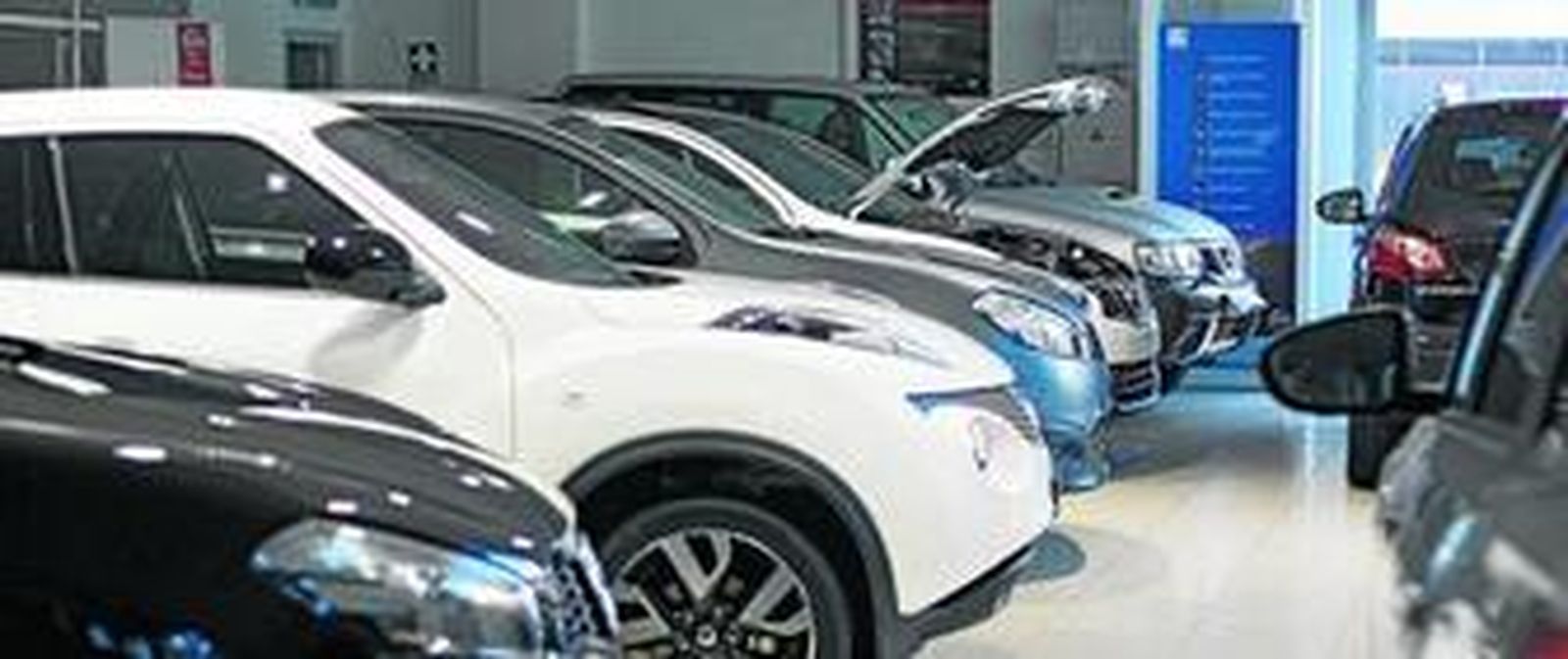 Automóviles en venta en un concesionario de Cádiz.