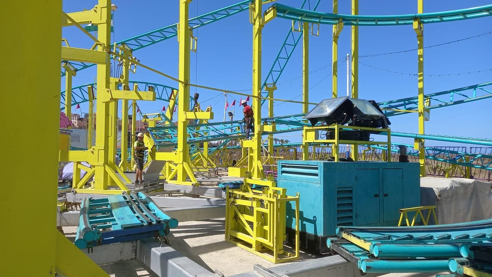 Recta final de los trabajos de montaje de las atracciones de la Feria de San Fernando