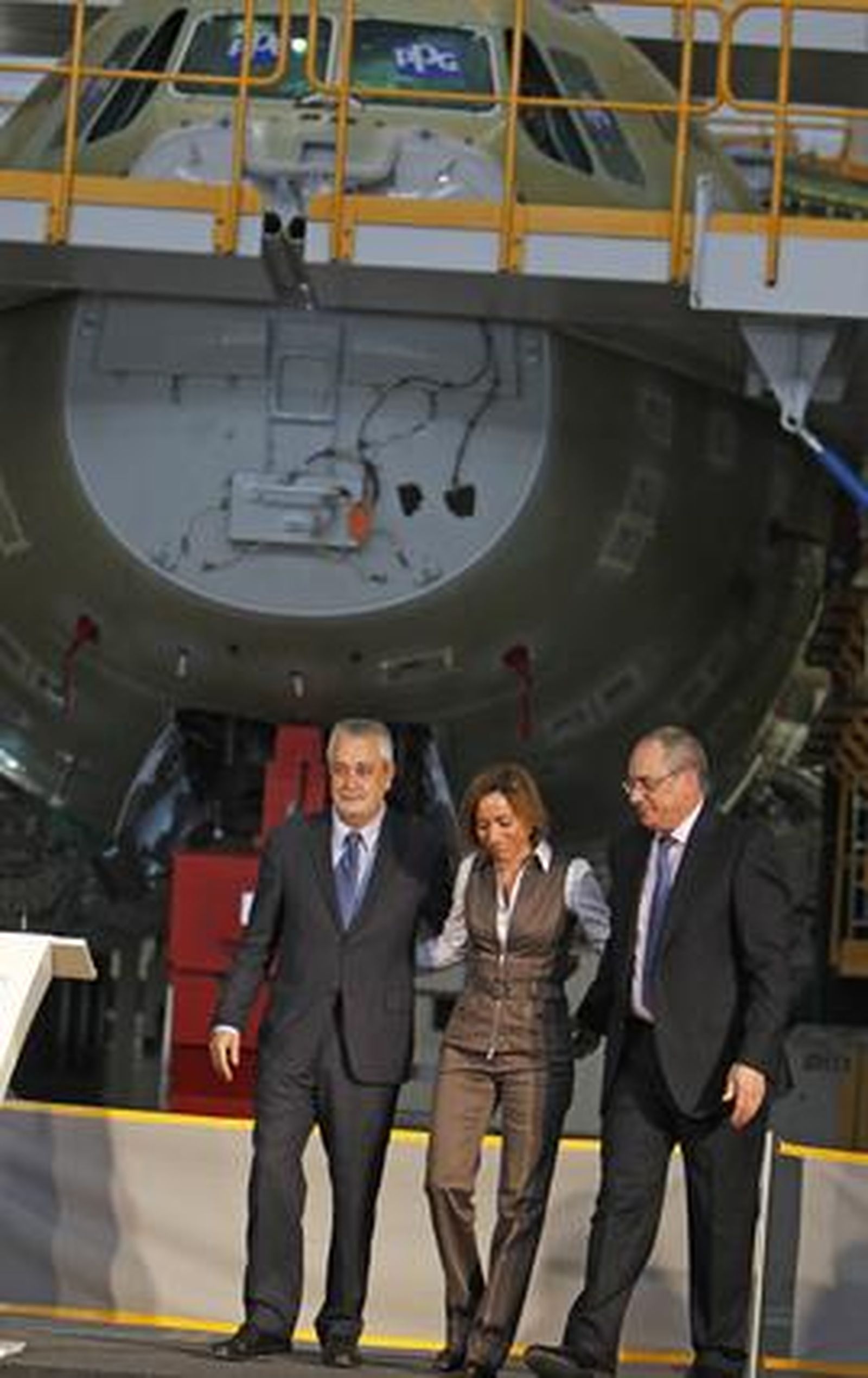 El presidente de la Junta de Andalucía, José Antonio Griñán; la ministra de Defensa, Carme Chacón; y el responsable de Airbus Military, Domingo Ureña, posan en su visita a la planta de ensamblaje del A400M.

Foto: Antonio Pizarro