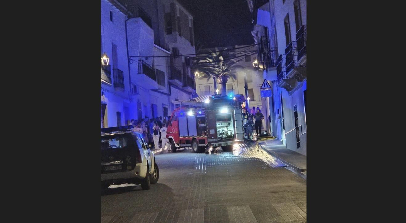 Bomberos desplazados hasta el edificio donde se ha producido el incendio en Castro del Río.