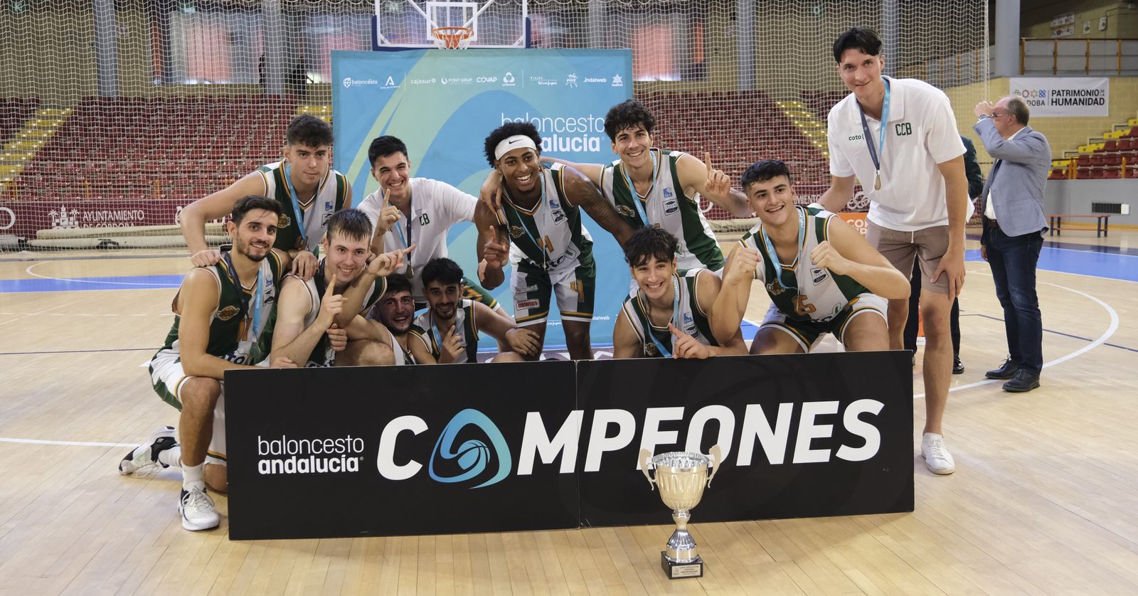 Los jugadores del Coto Córdoba posan con la Copa Diputación en Vista Alegre.