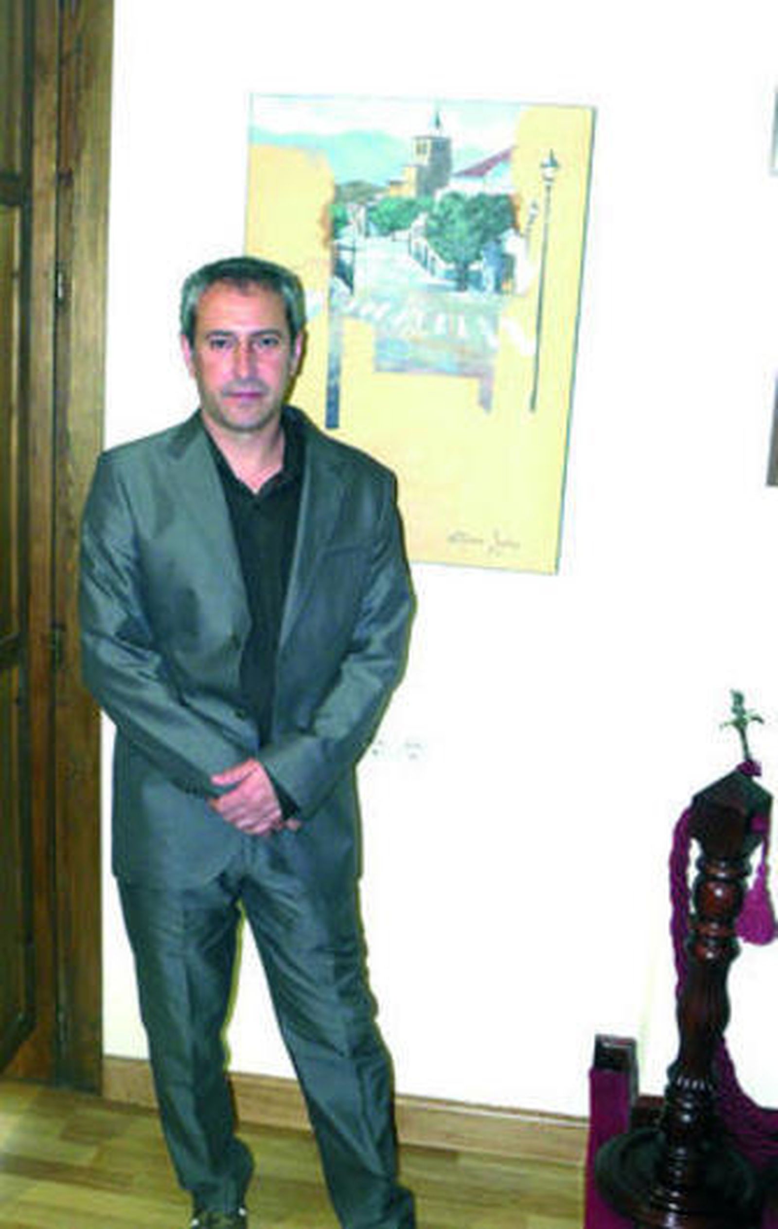 García Ávalos posa junto con una de sus obras.