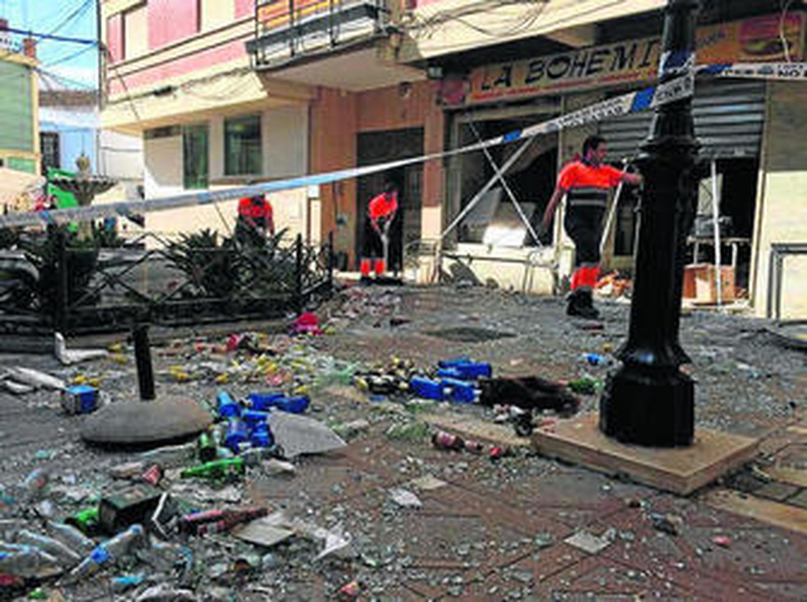 Bomberos, ayer, acordonando la fuente del Pasaje Montera, dañada por la onda expansiva.