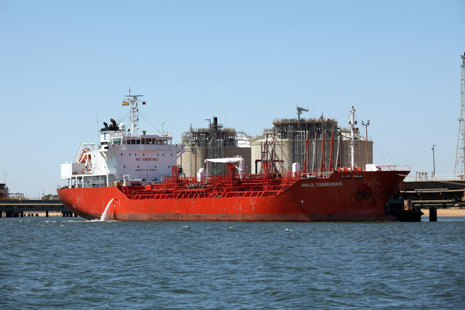 Graneles líquidos en el Puerto de Huelva.