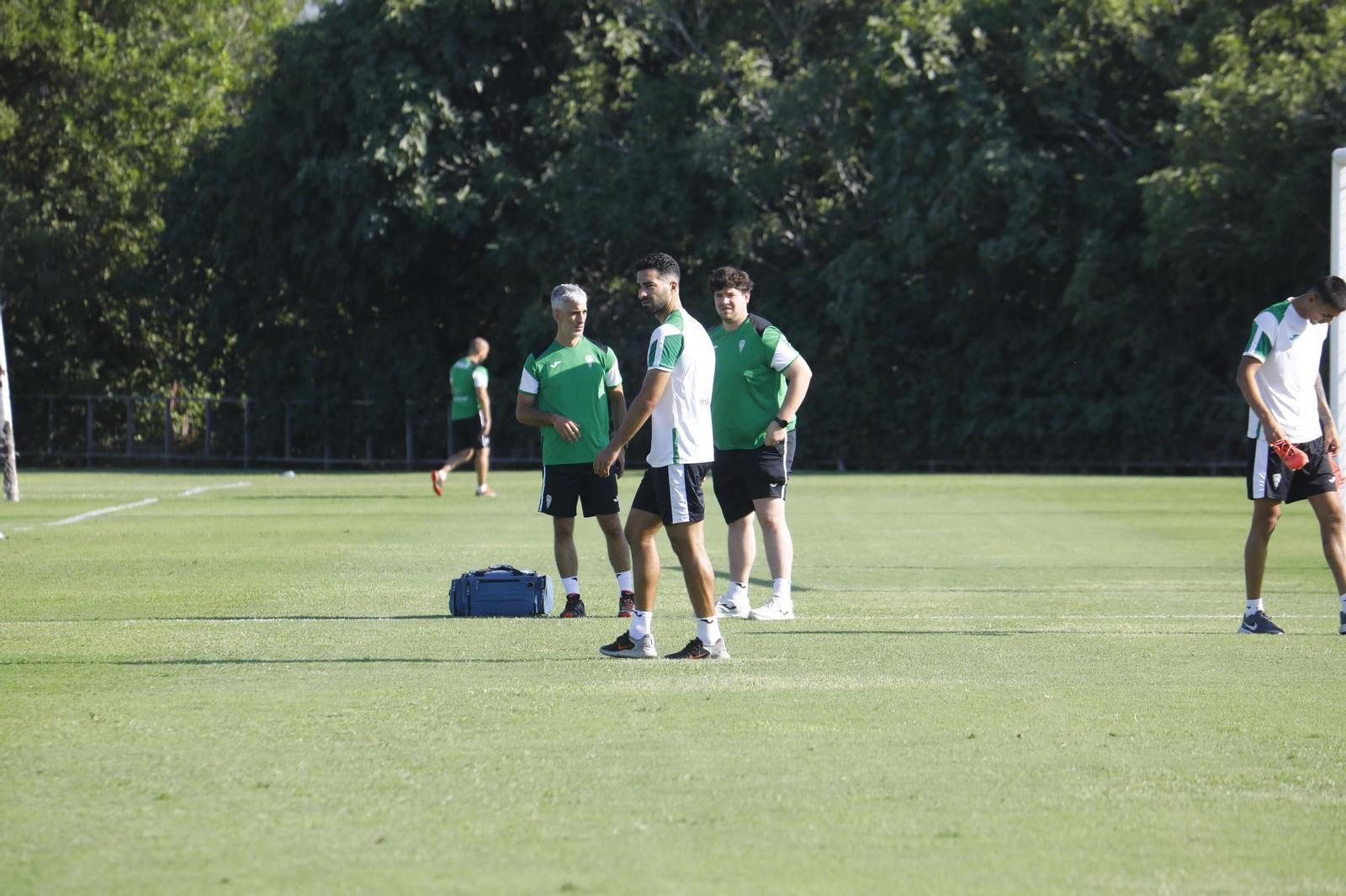 Rubén Alves se retira de un entrenamiento en presencia del doctor José Miguel Bretones.