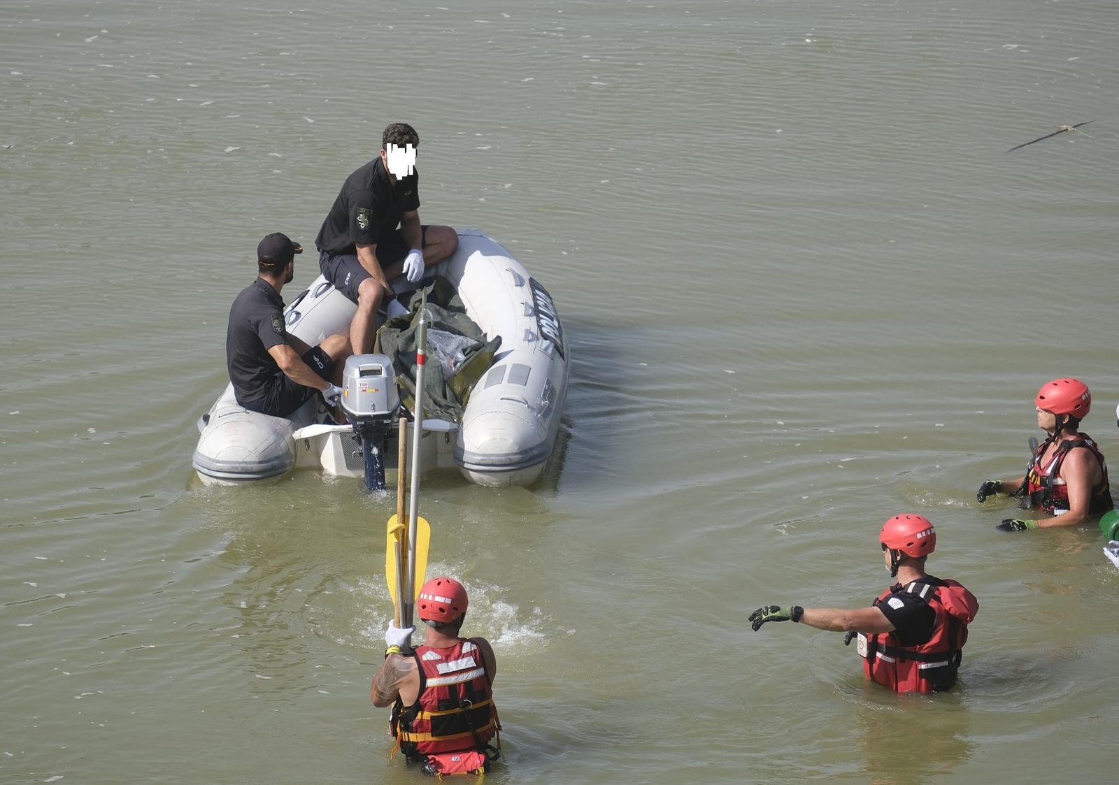 Momento en el que sacan el cadáver del río Guadalquivir.
