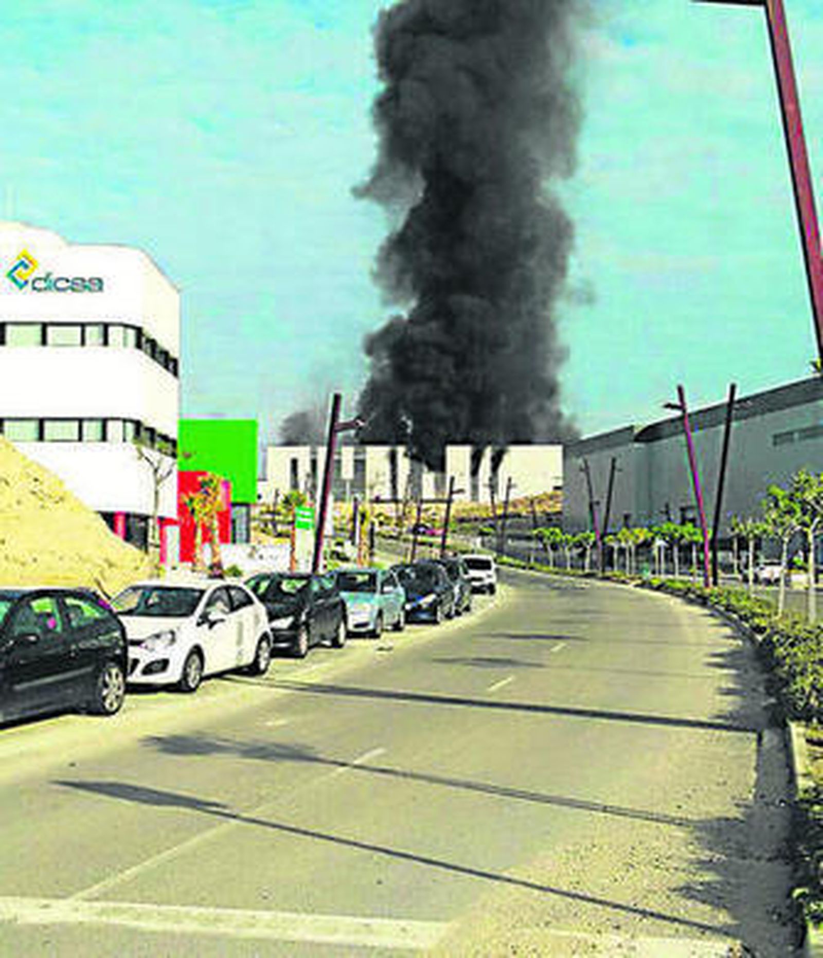 La explosión generó una gran columna de humo.