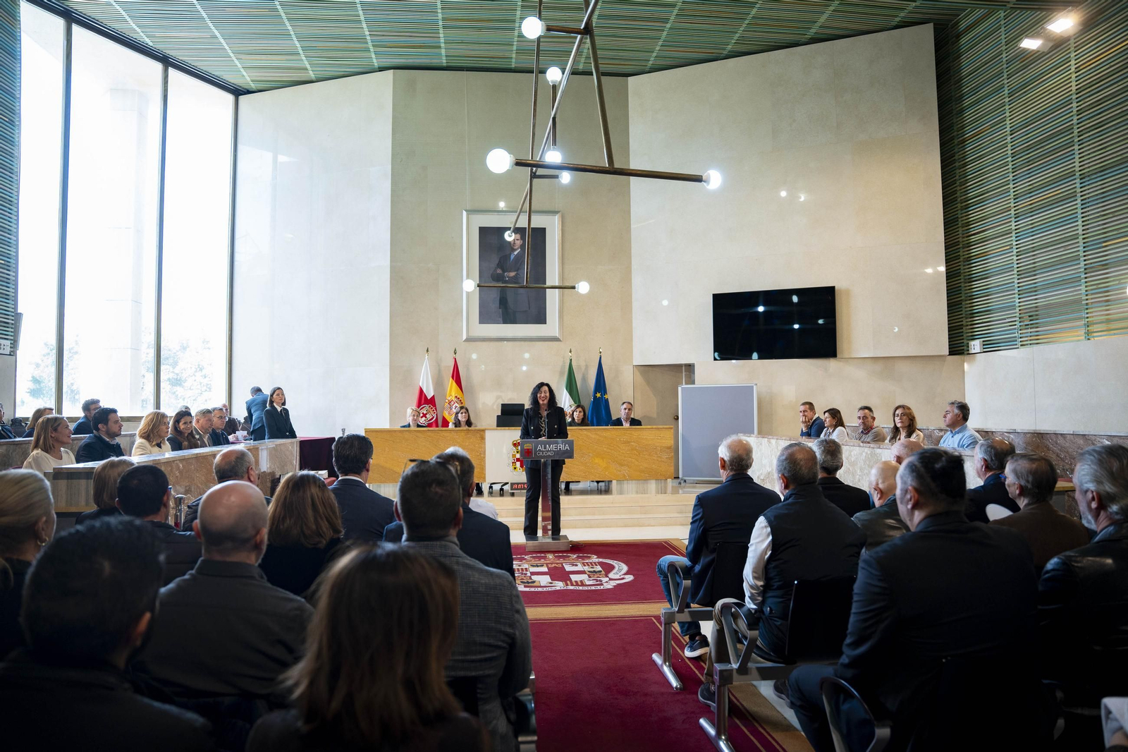 Almería rinde homenaje a su personal municipal con la imposición de los Escudos de Oro