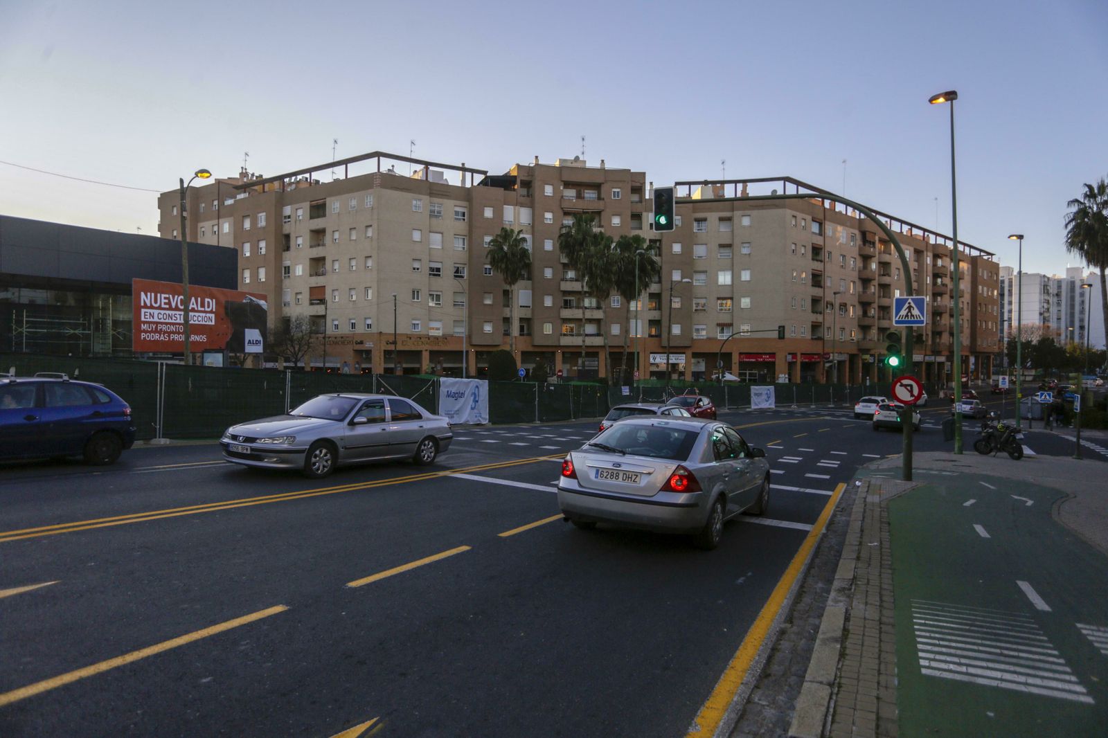 Varios vehículos circulan por la avenida Manuel del Valle a la altura de la avenida Pueblo Saharaui, donde se construye un supermercado.